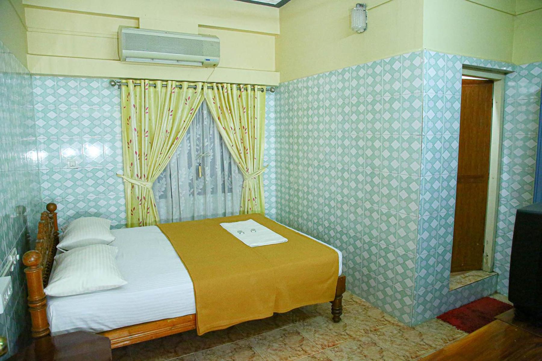 Standard Double or Twin Room with Fan - Photo 1