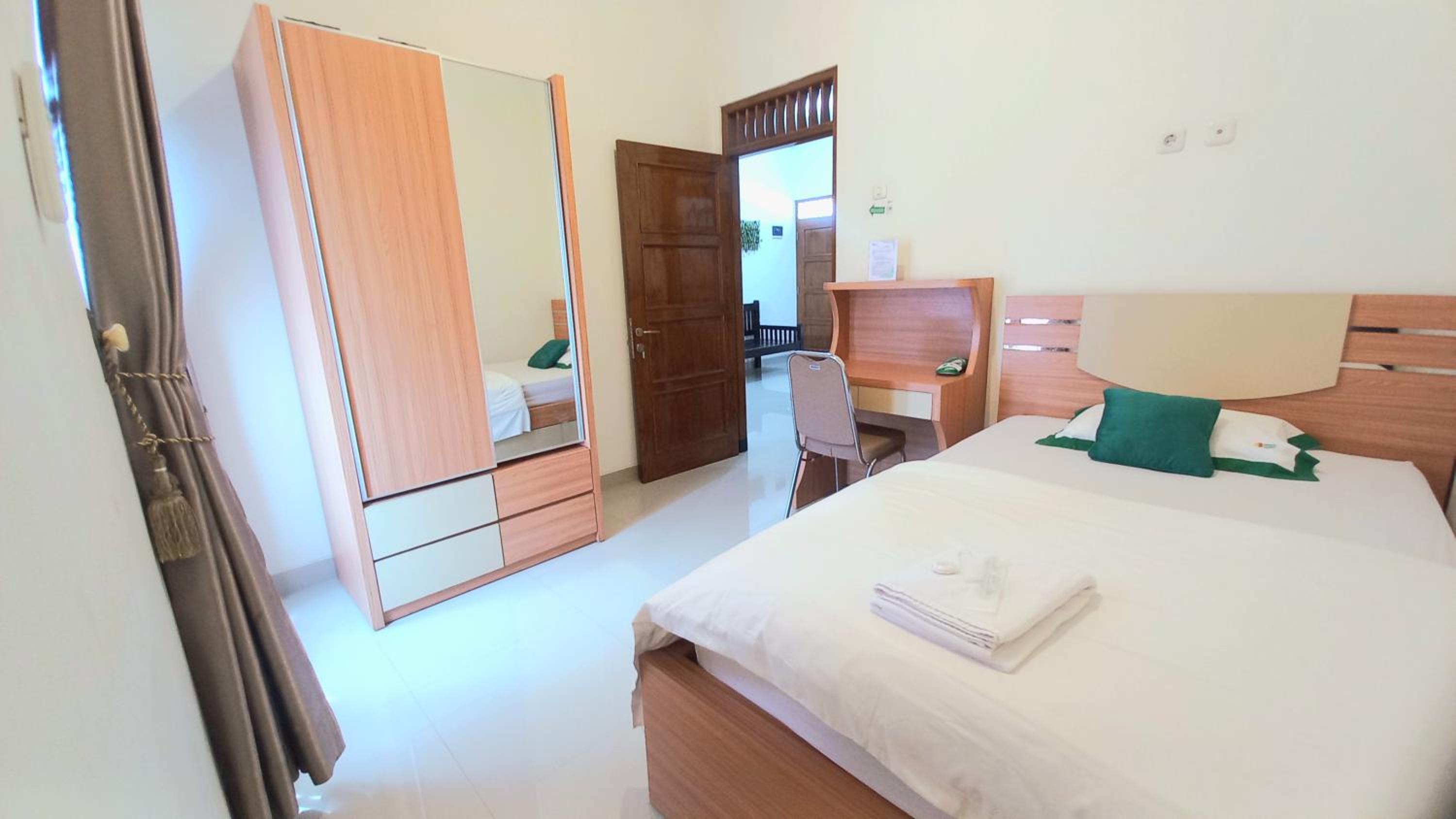 Six-Bedroom House - Photo 1