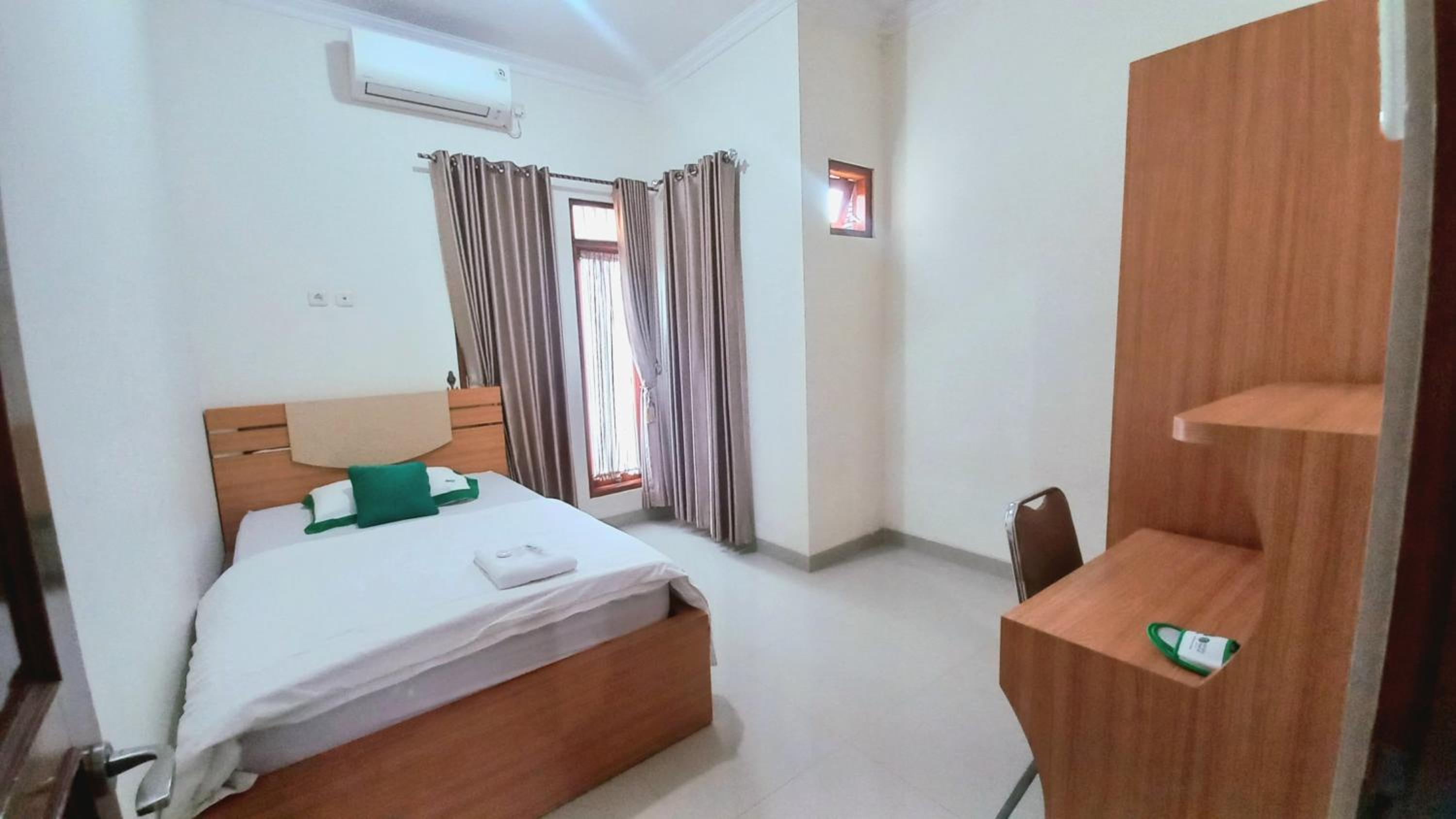 Six-Bedroom House - Photo 15