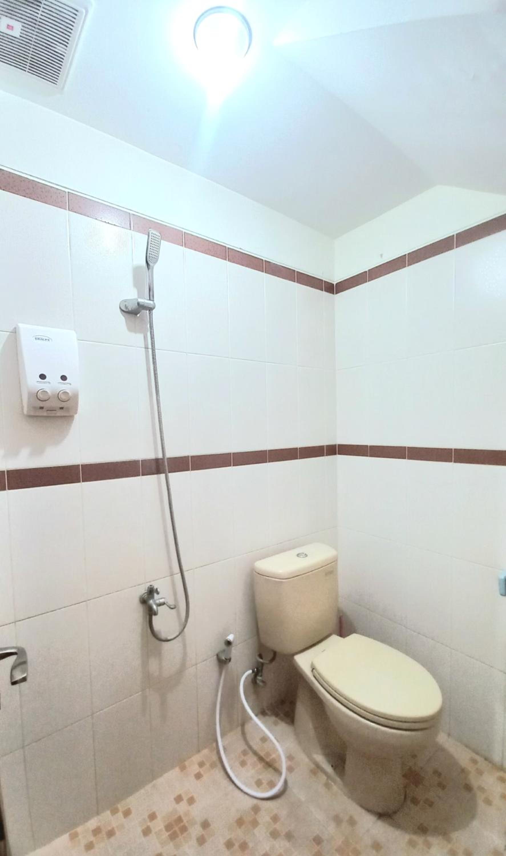 Six-Bedroom House - Photo 13