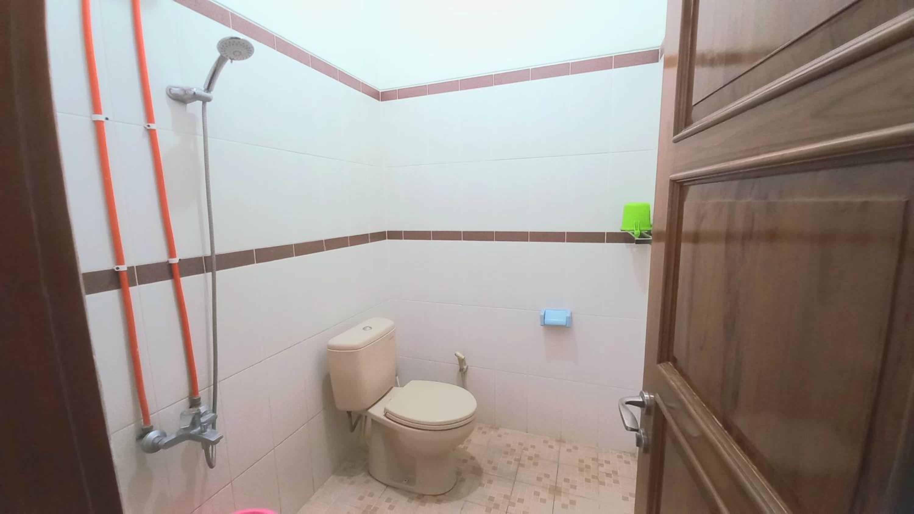 Six-Bedroom House - Photo 12