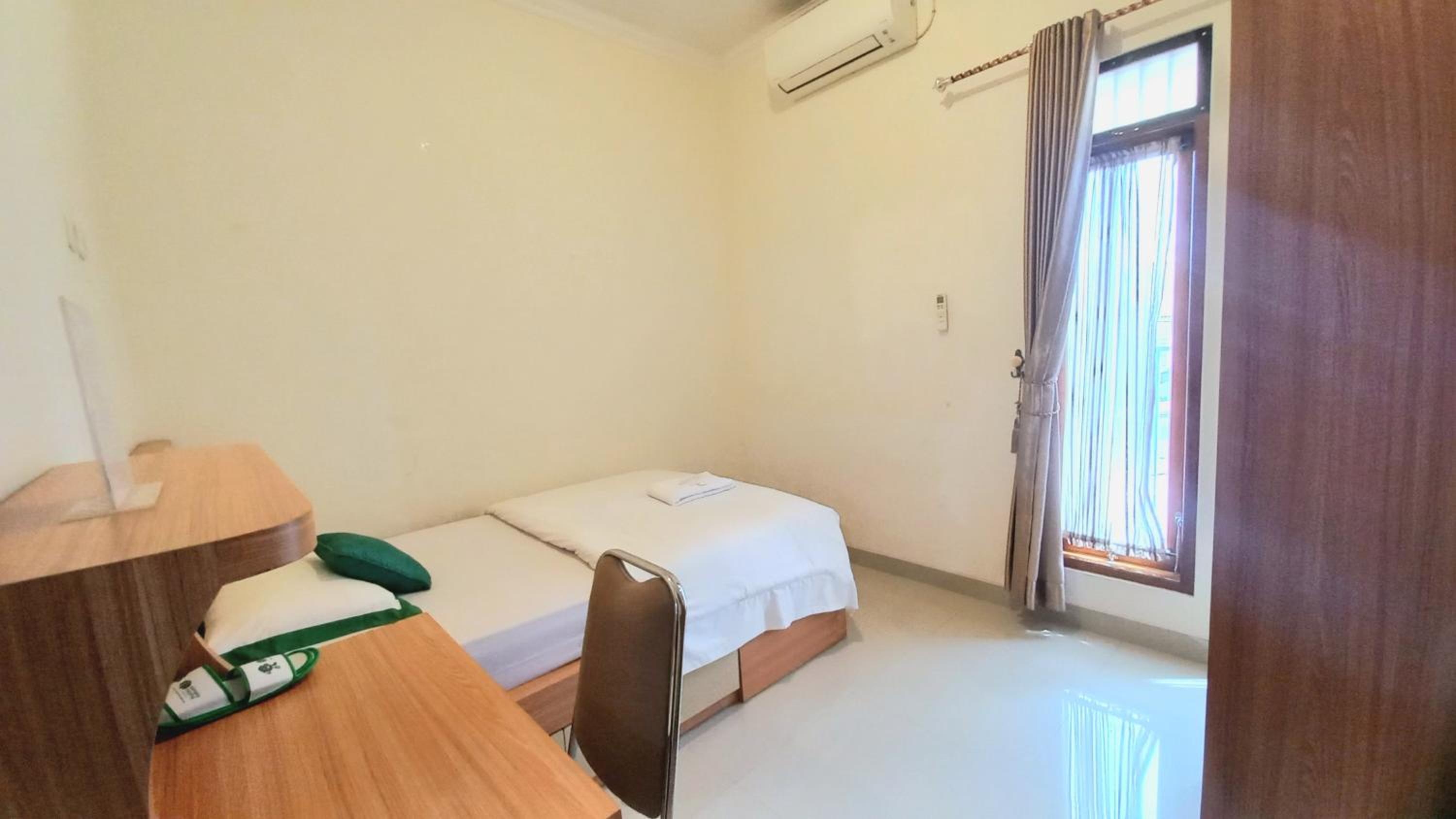 Six-Bedroom House - Photo 10