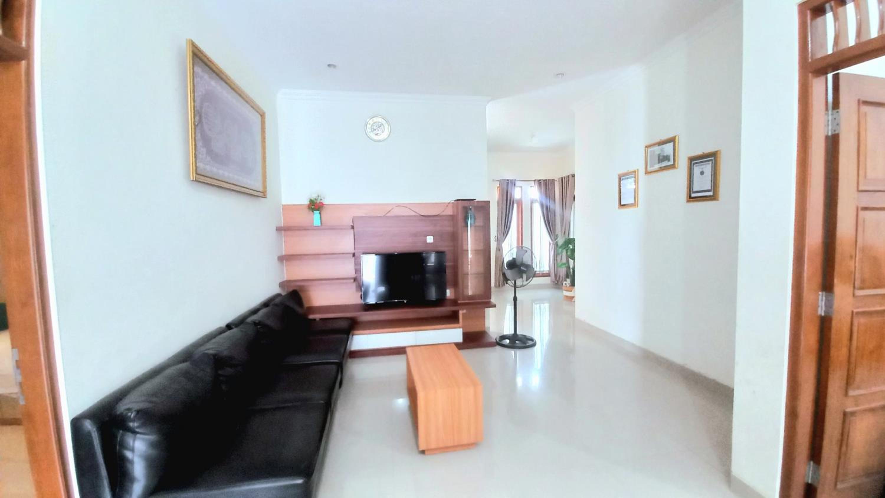 Six-Bedroom House - Photo 9