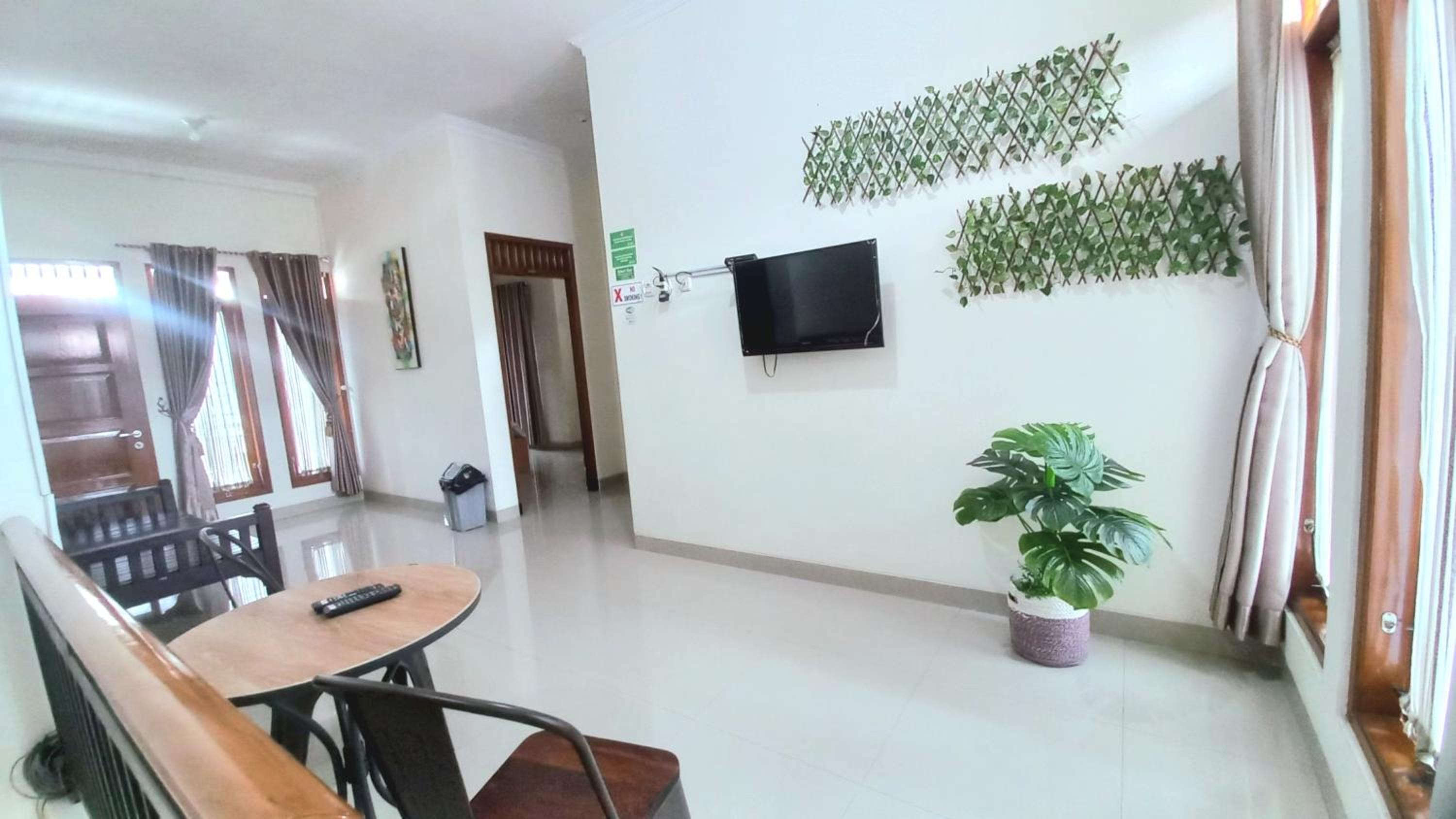 Six-Bedroom House - Photo 6