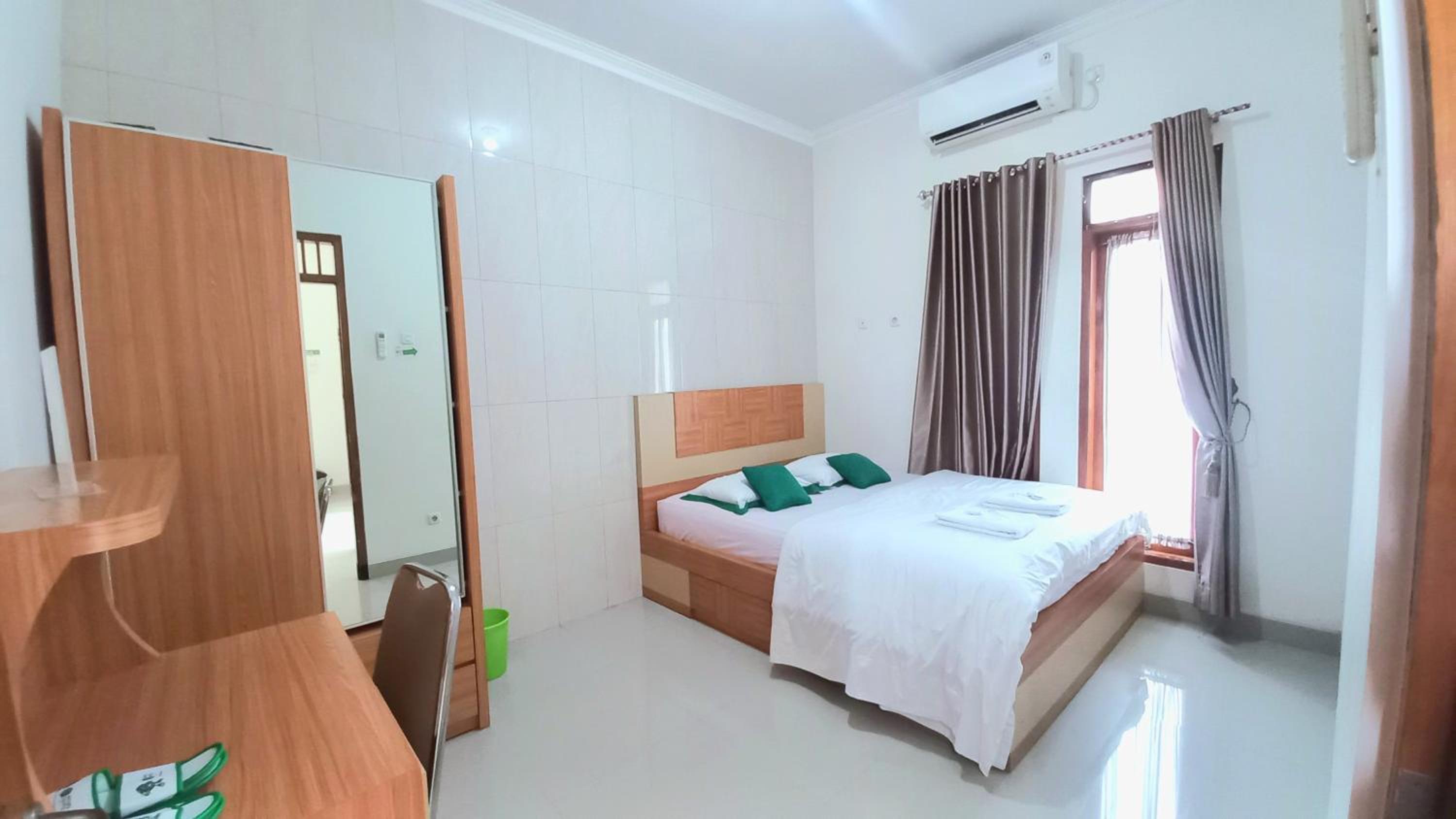 Six-Bedroom House - Photo 4