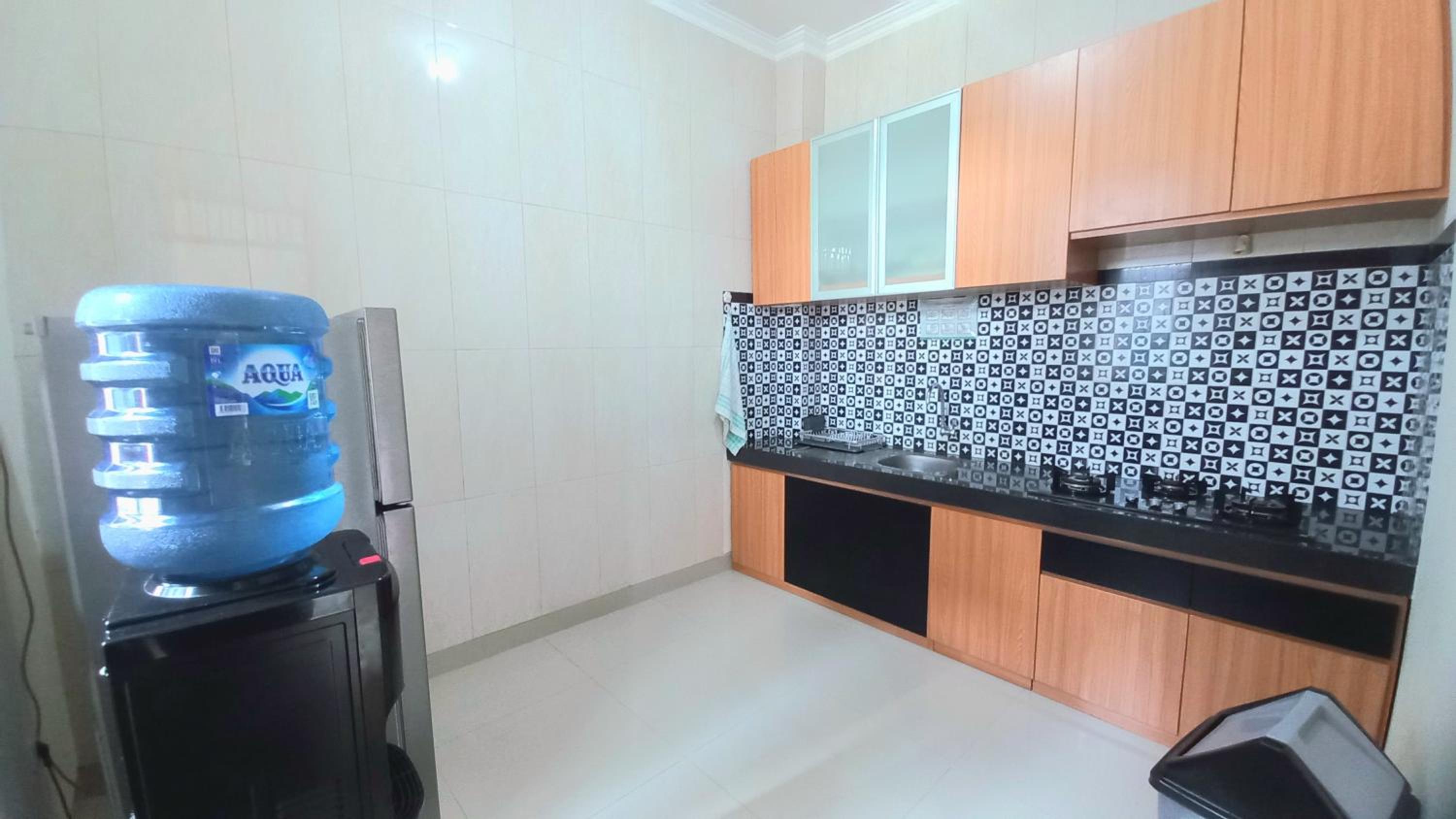Six-Bedroom House - Photo 3