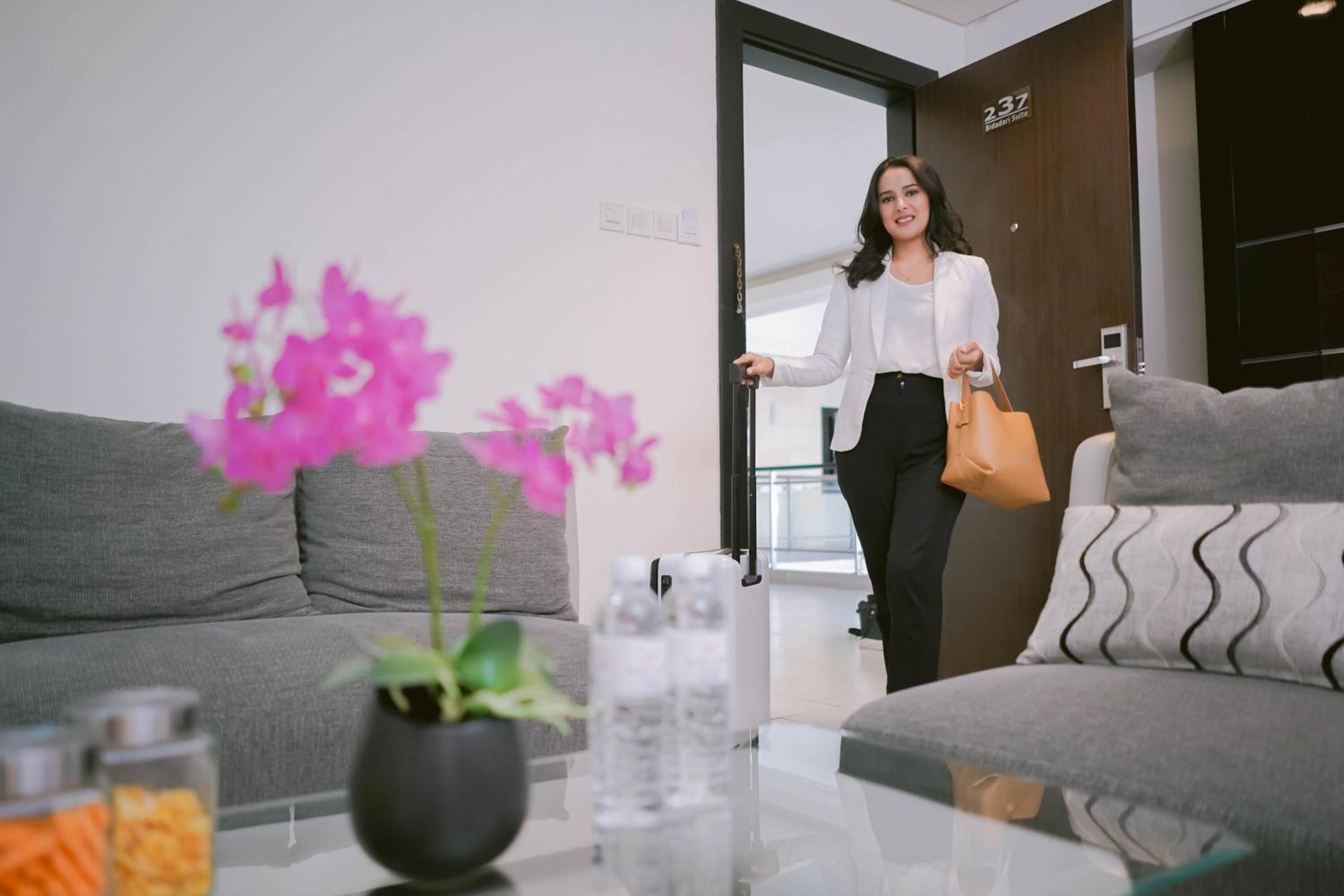 Suite with Free Airport Transfer - Photo 2