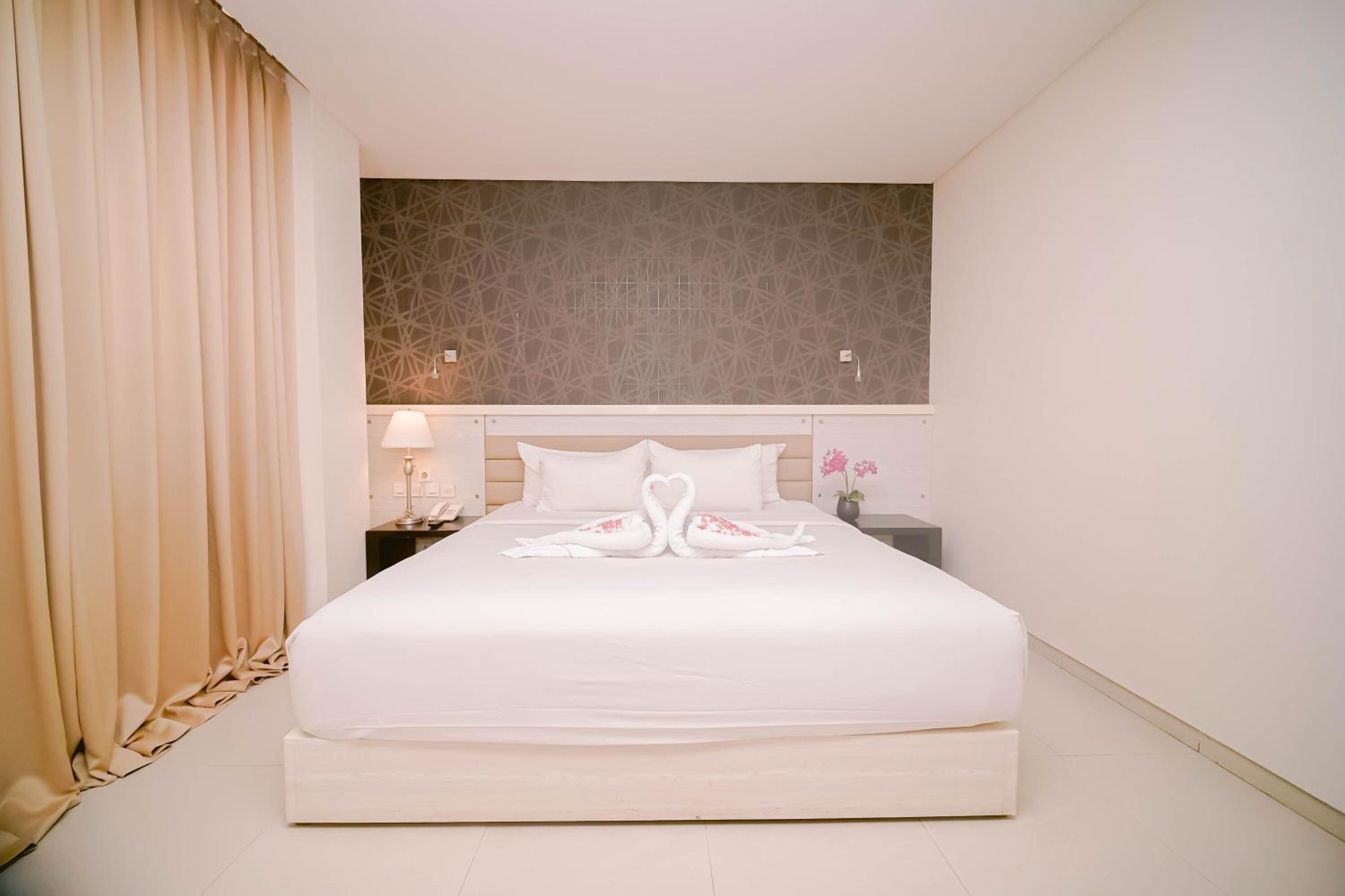 Deluxe Double Room with Free Airport Transfer