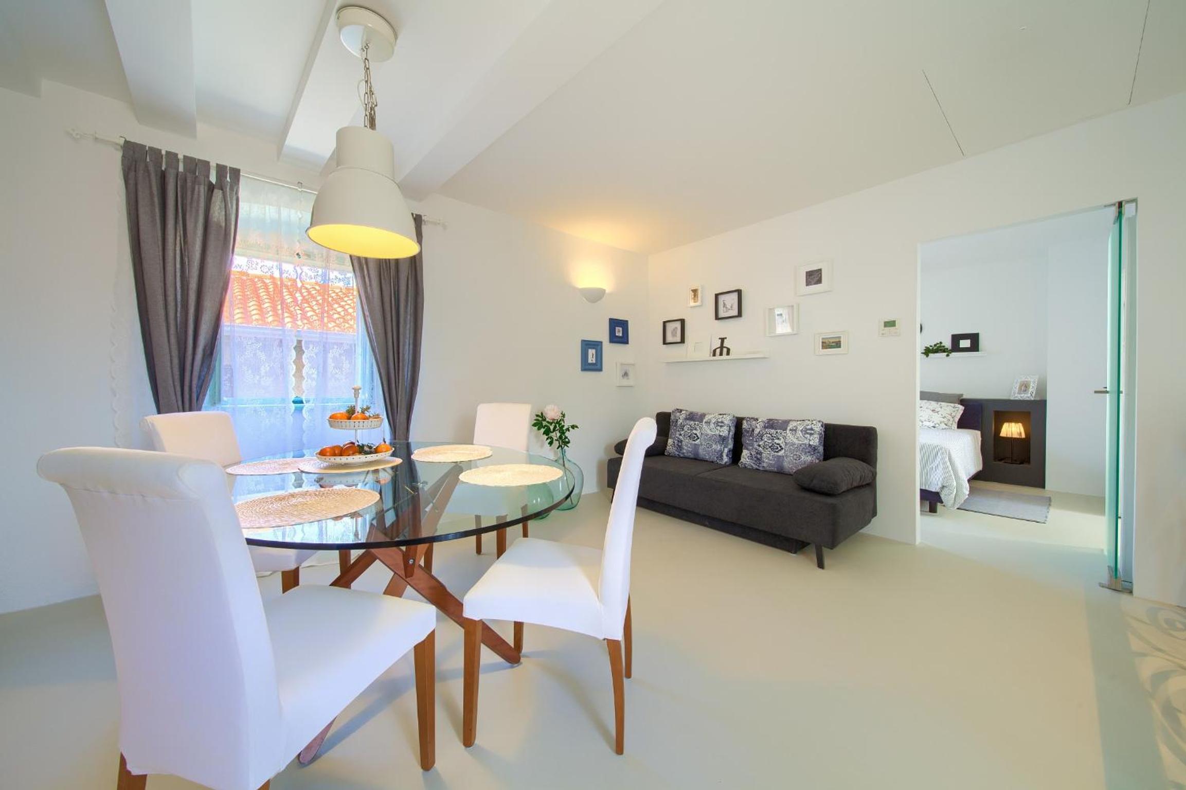 One-Bedroom Apartment photo 2