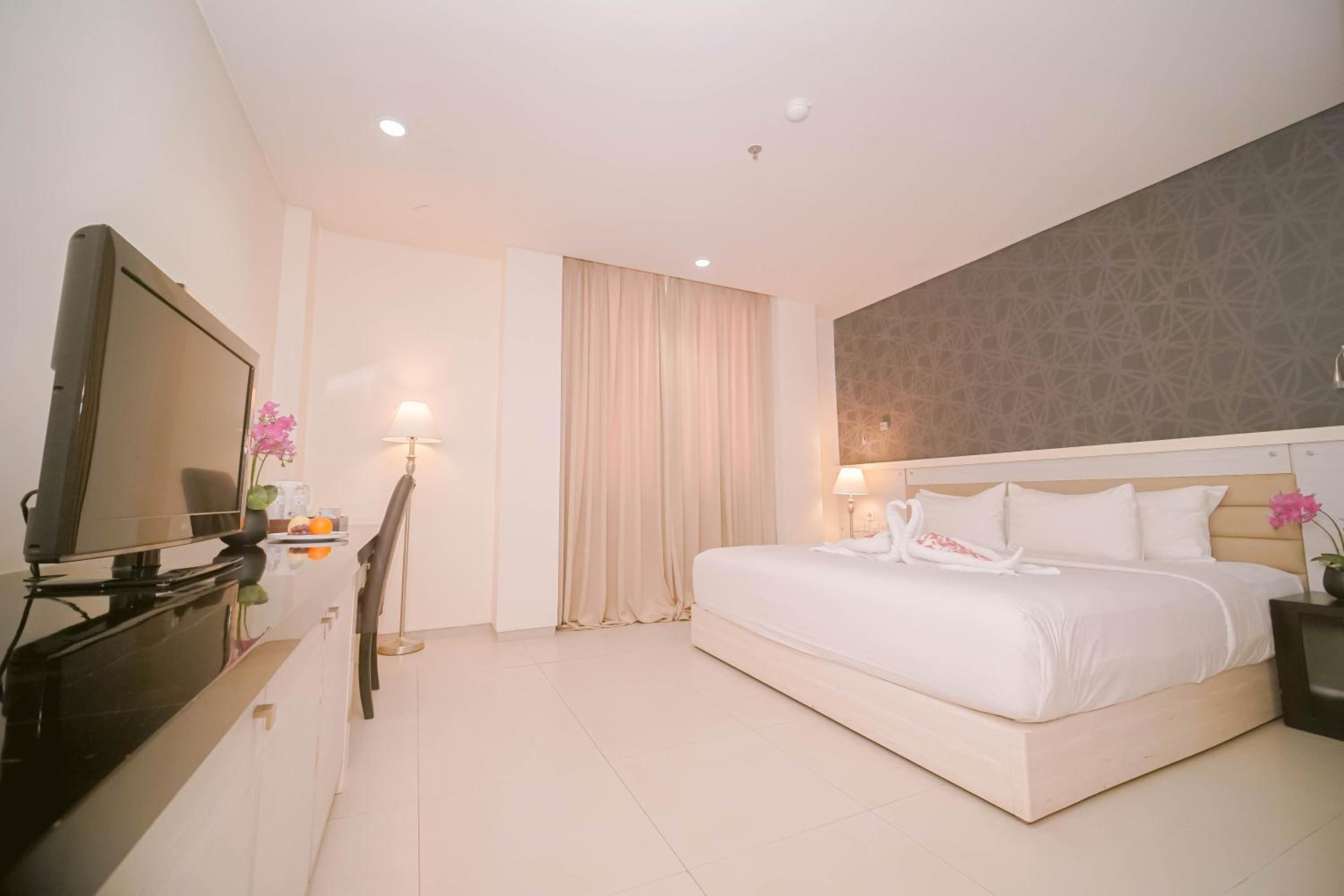 Suite with Free Airport Transfer - Photo 3