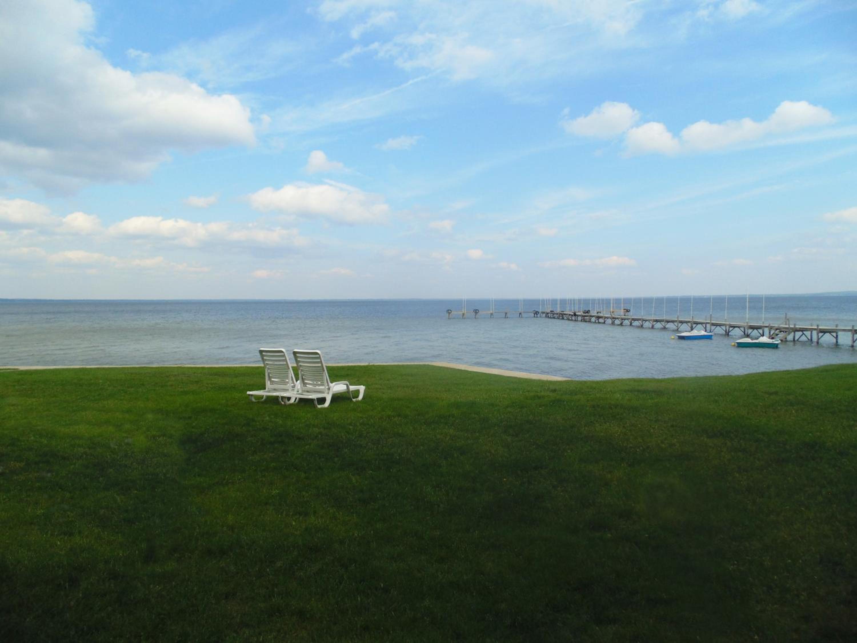  2 queen beds lake view - Photo 6