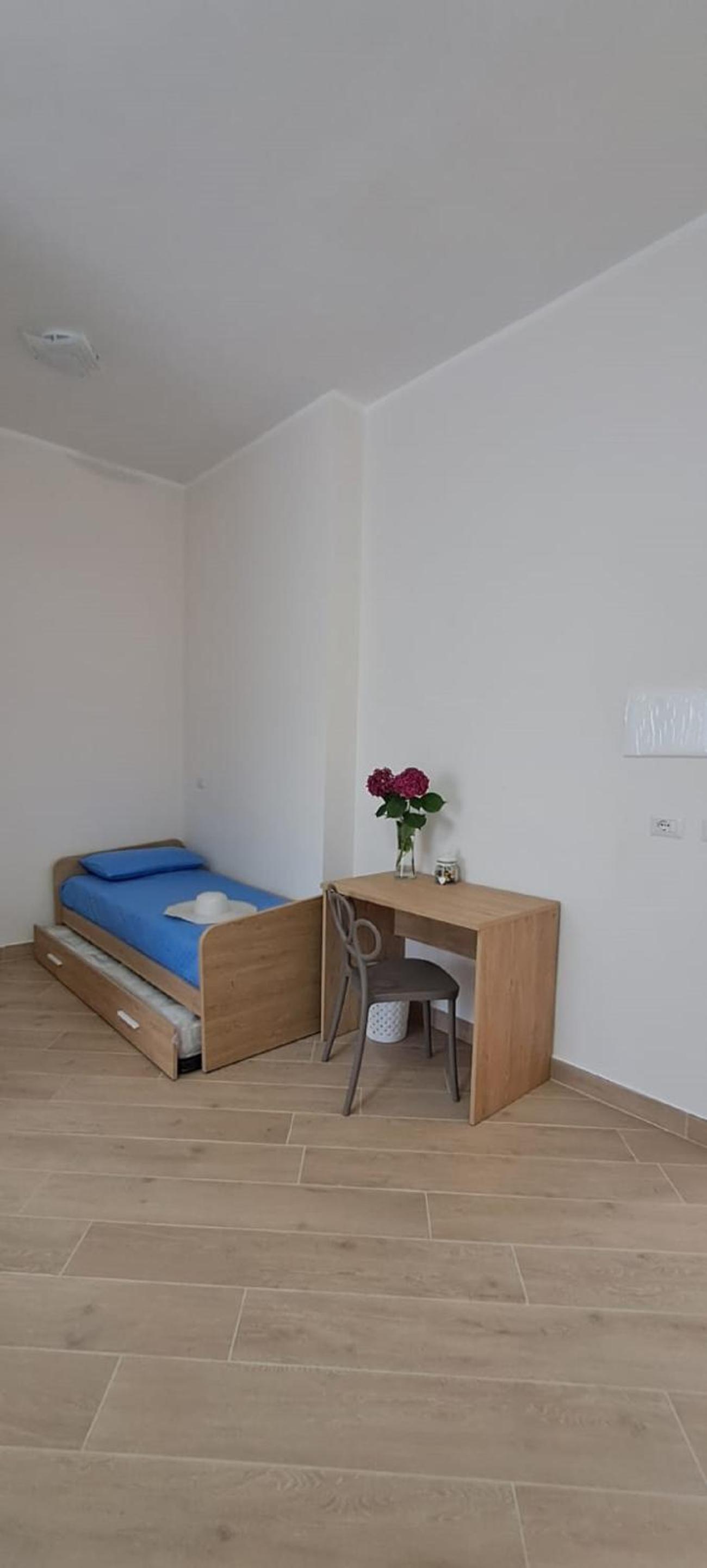 Quadruple Room with Private Bathroom - Photo 2