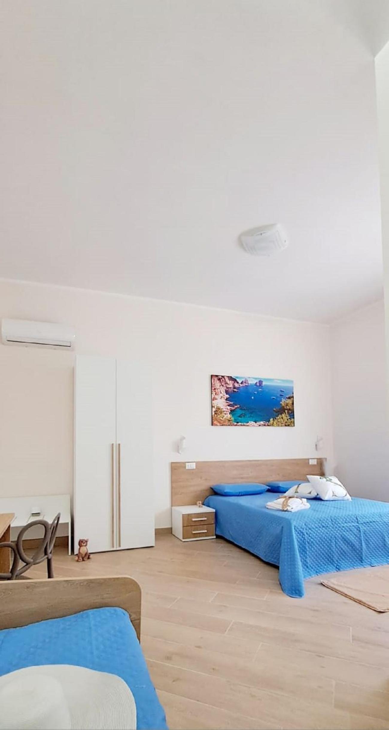 Quadruple Room with Private Bathroom - Photo 8