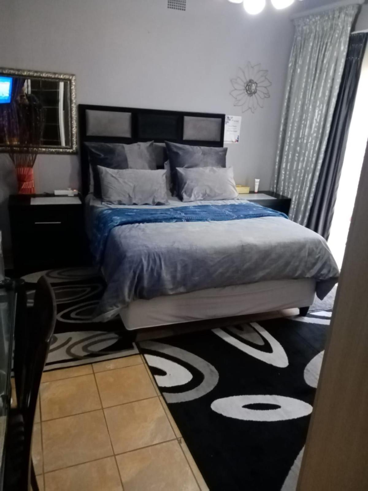 Deluxe Double Room with Bath photo 1