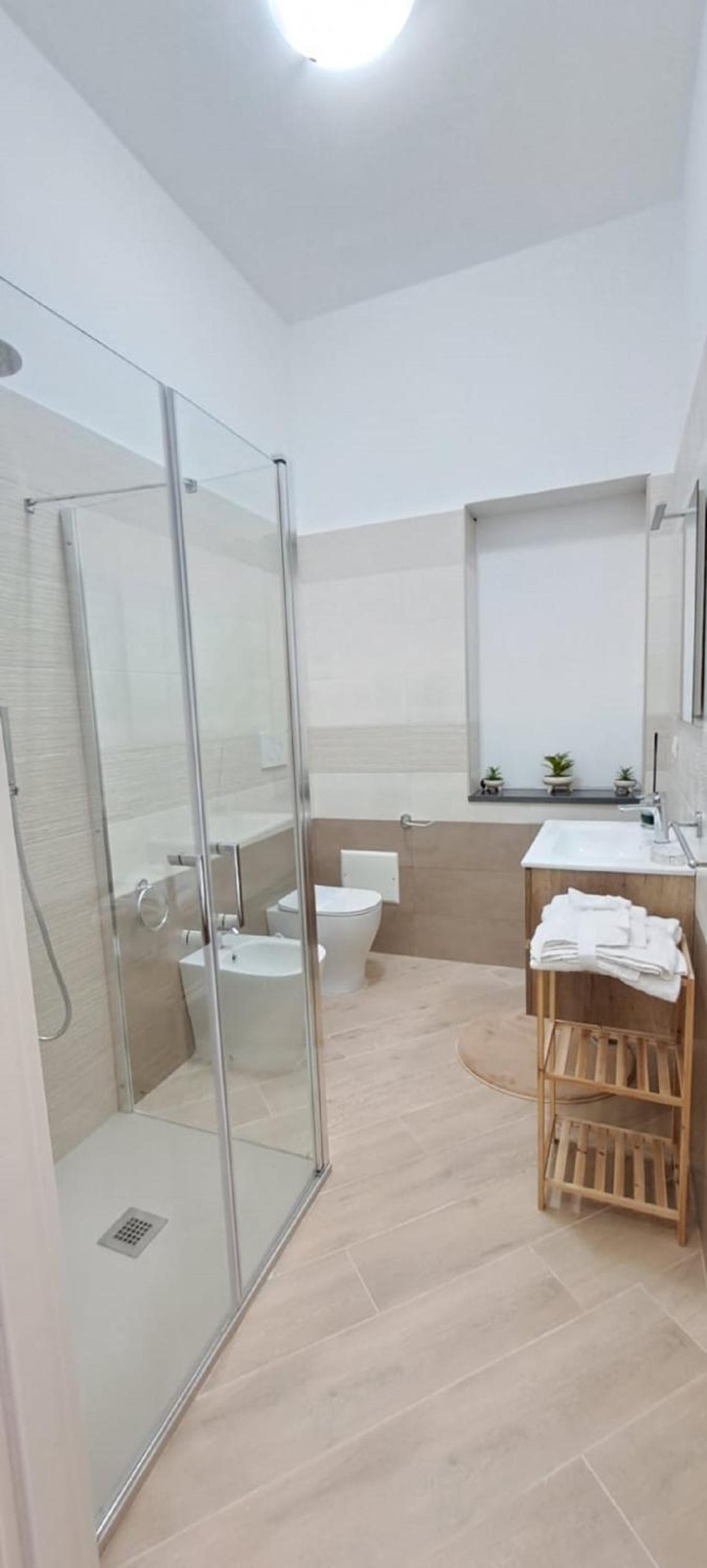 Quadruple Room with Private Bathroom - Photo 5