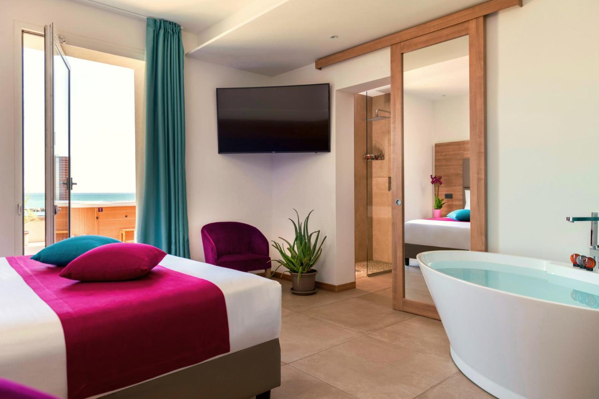 Suite with Terrace and Sea View and Jacuzzi photo 1