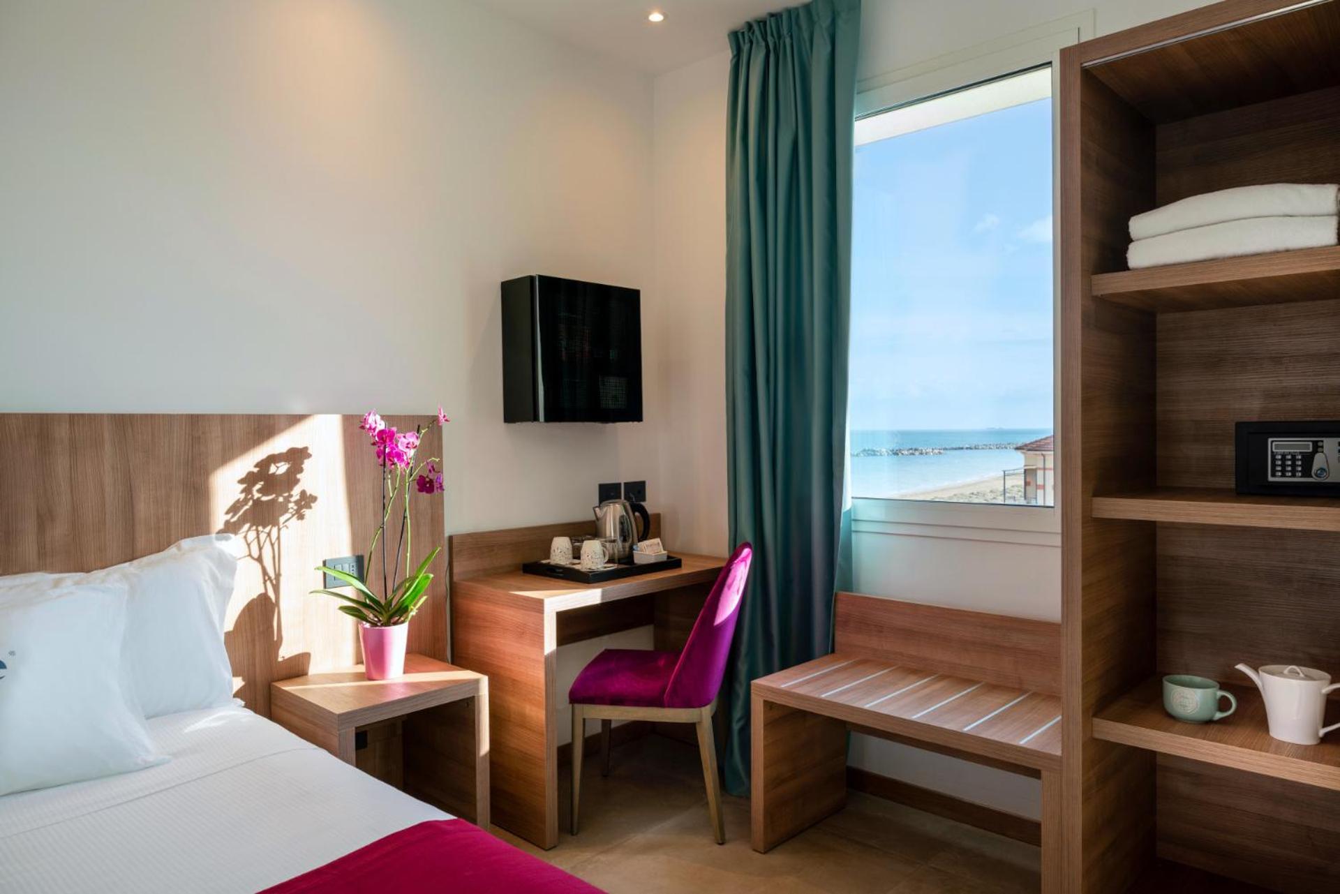 Junior Suite with Hot Tub Partial Sea View photo 2