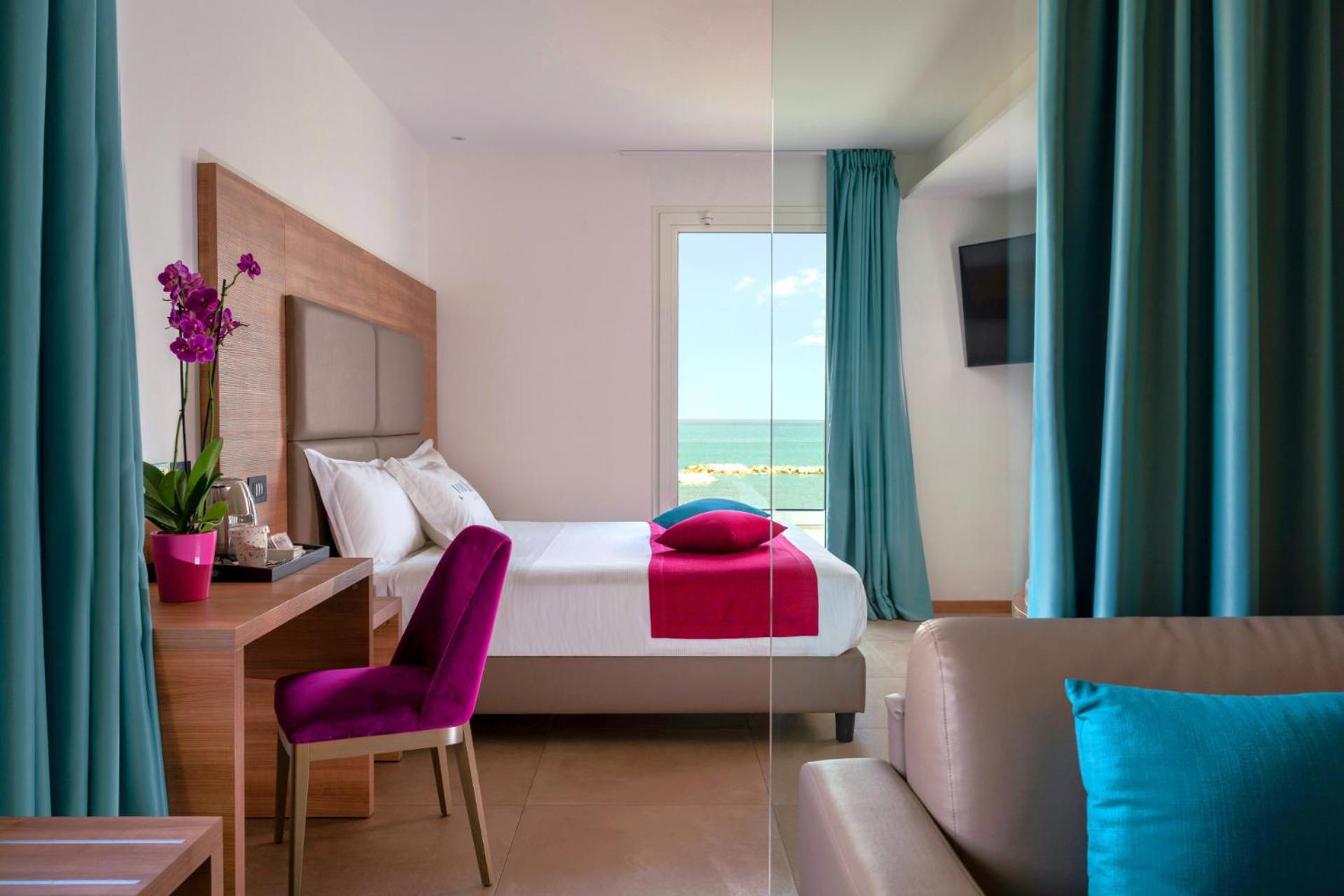 Suite with Balcony and Sea View and Jacuzzi photo 1