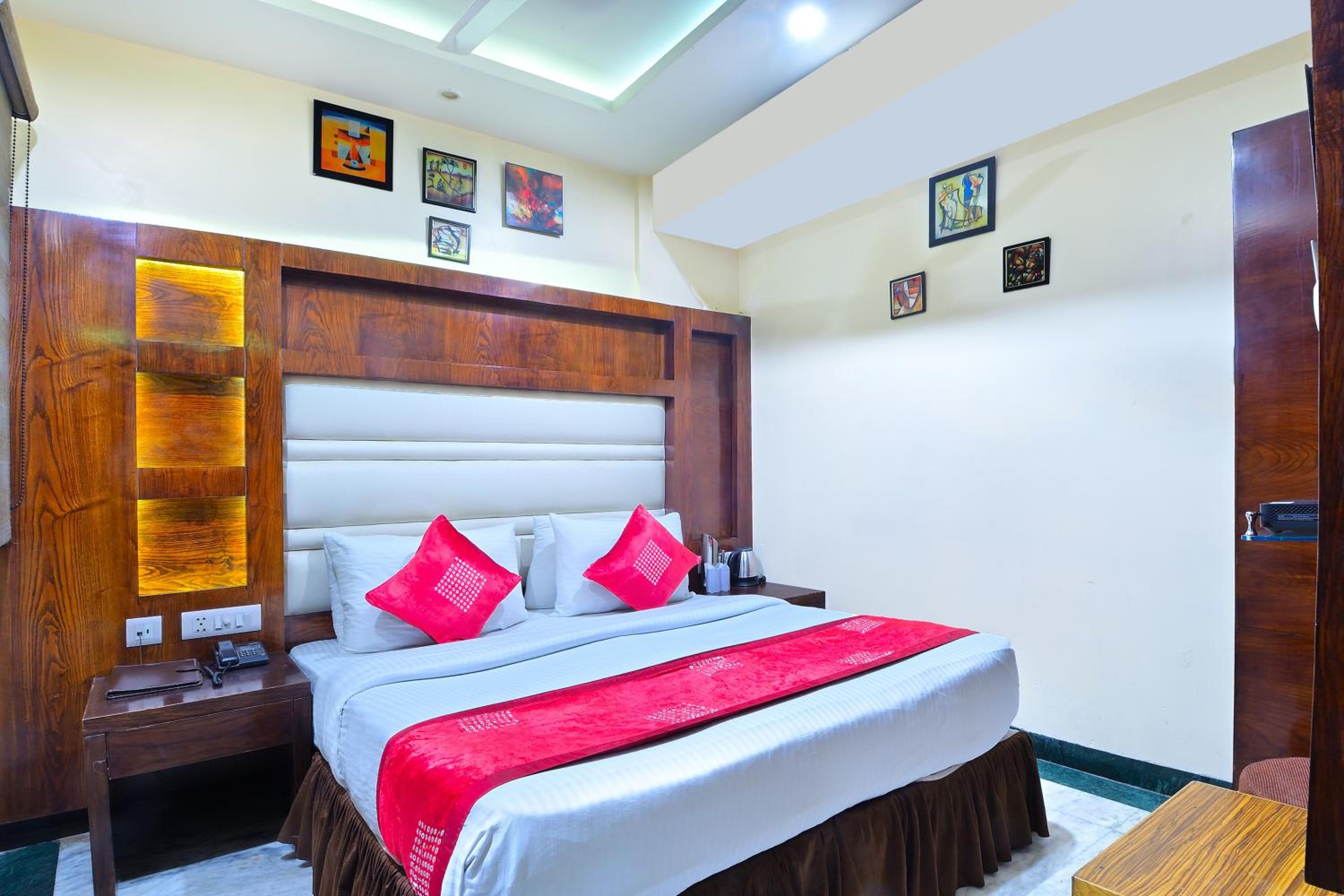 Compact Deluxe Room