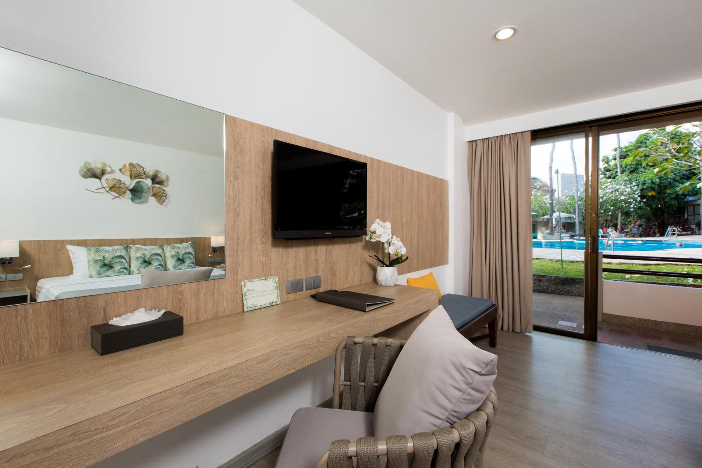 Superior Double Room Pool Wing - Photo 5