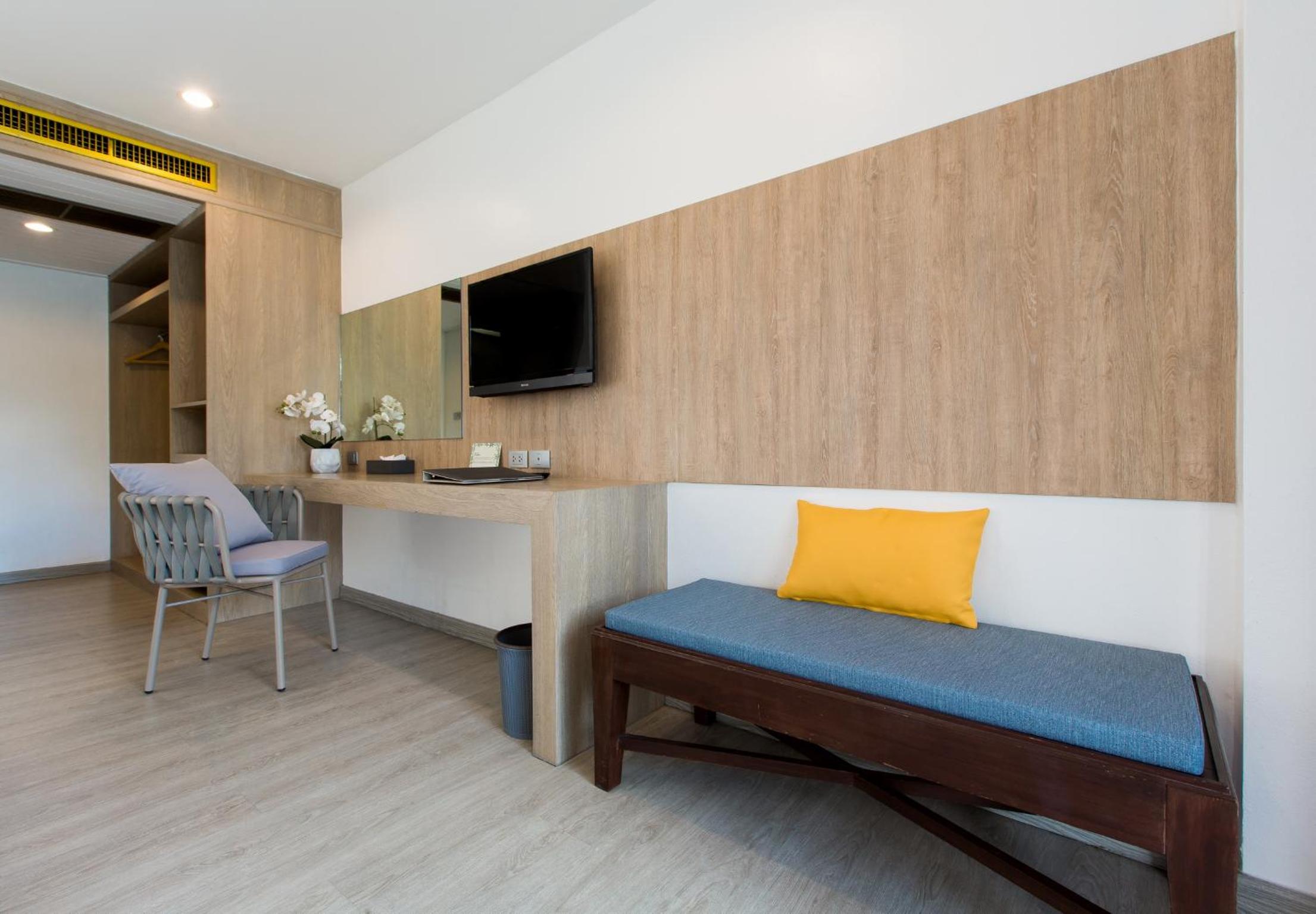 Superior Double Room Pool Wing - Photo 11