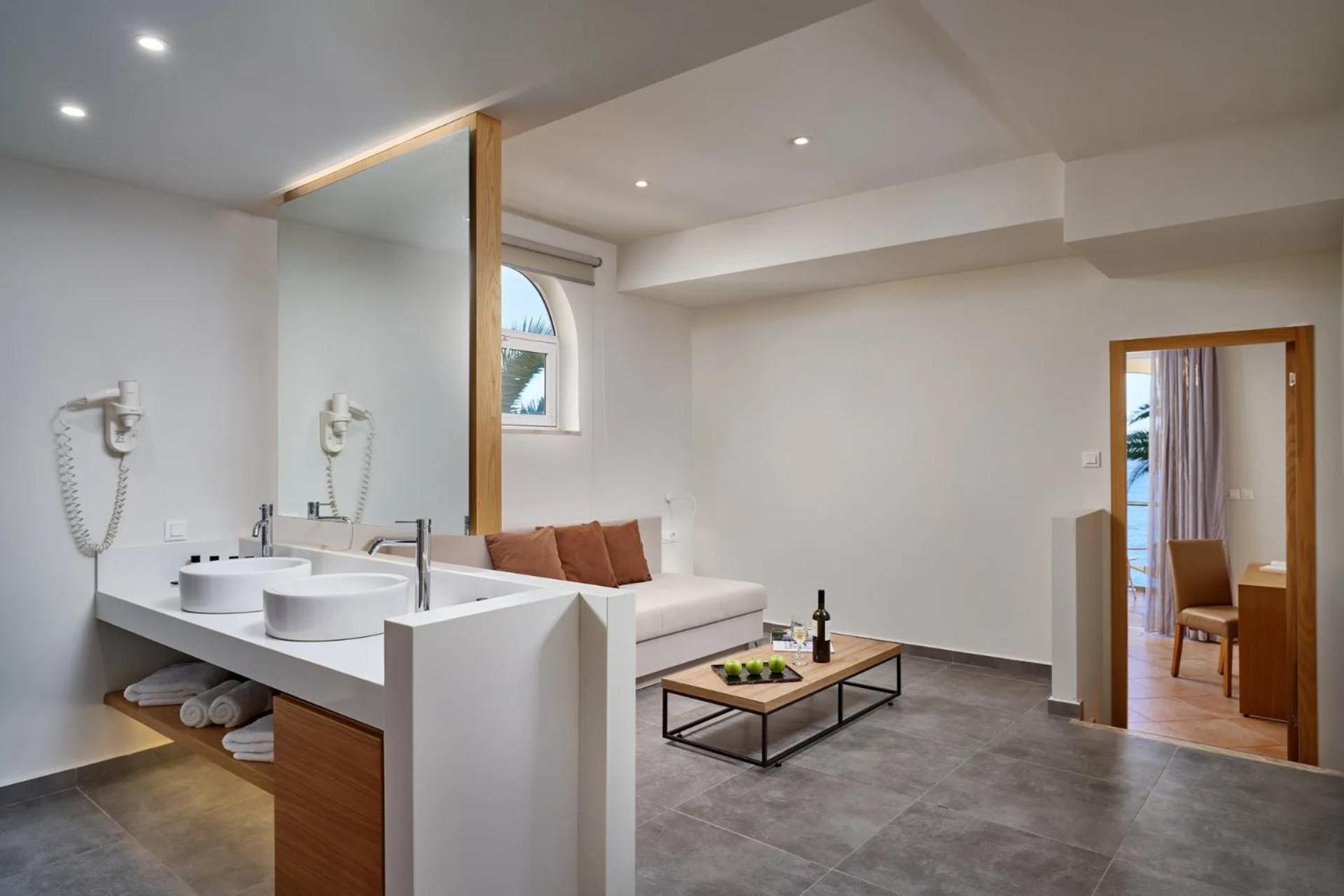 Deluxe Junior Suite with Sea View - Photo 2