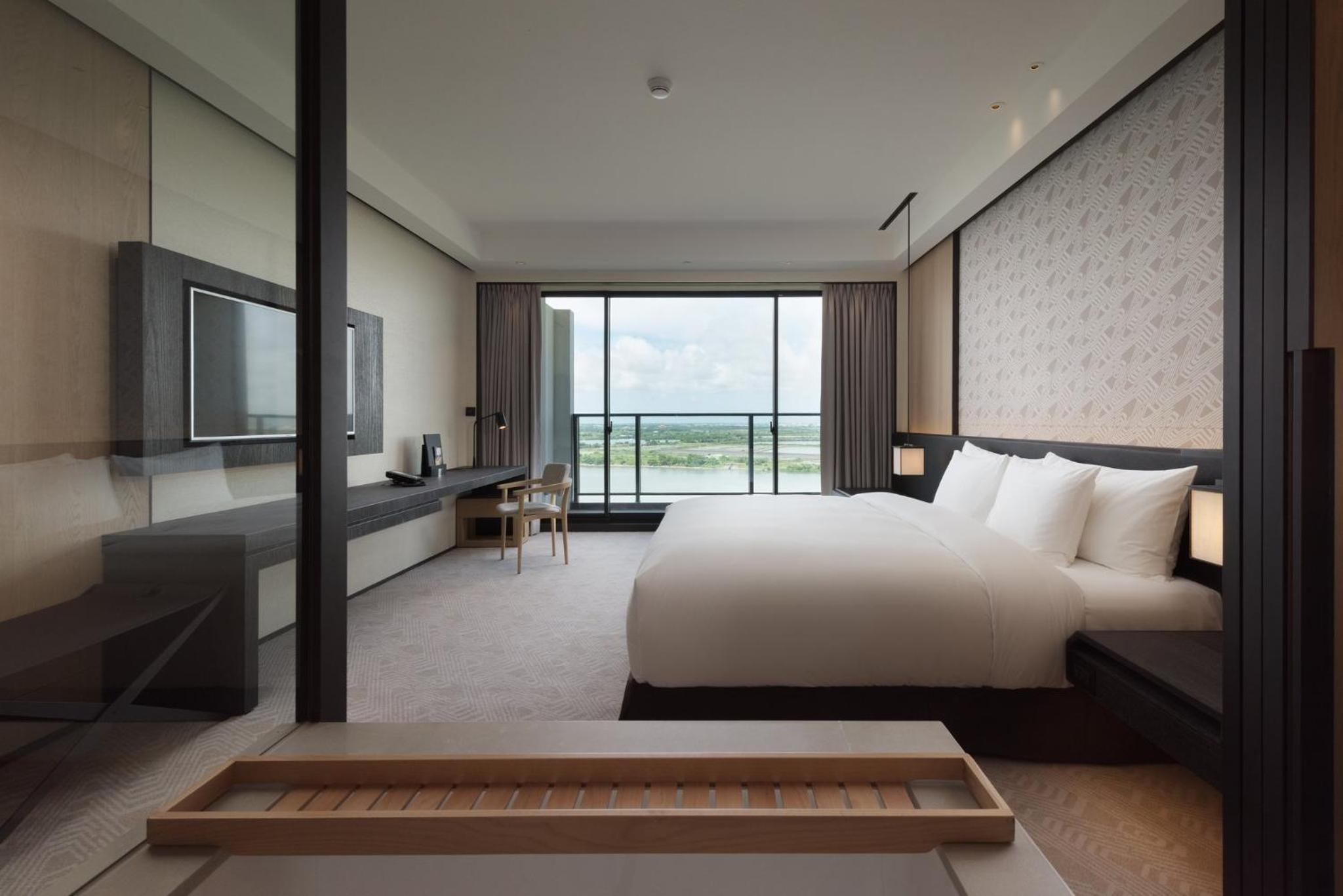 Standard King Room with Balcony and River View