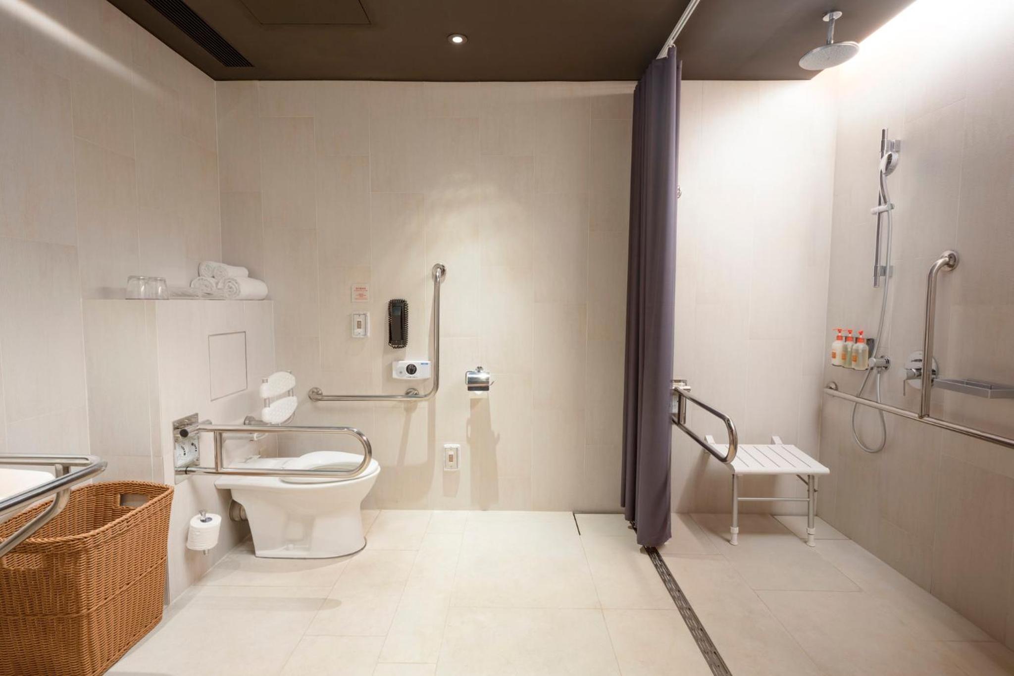 Standard King Room - Accessible thumbnail 6