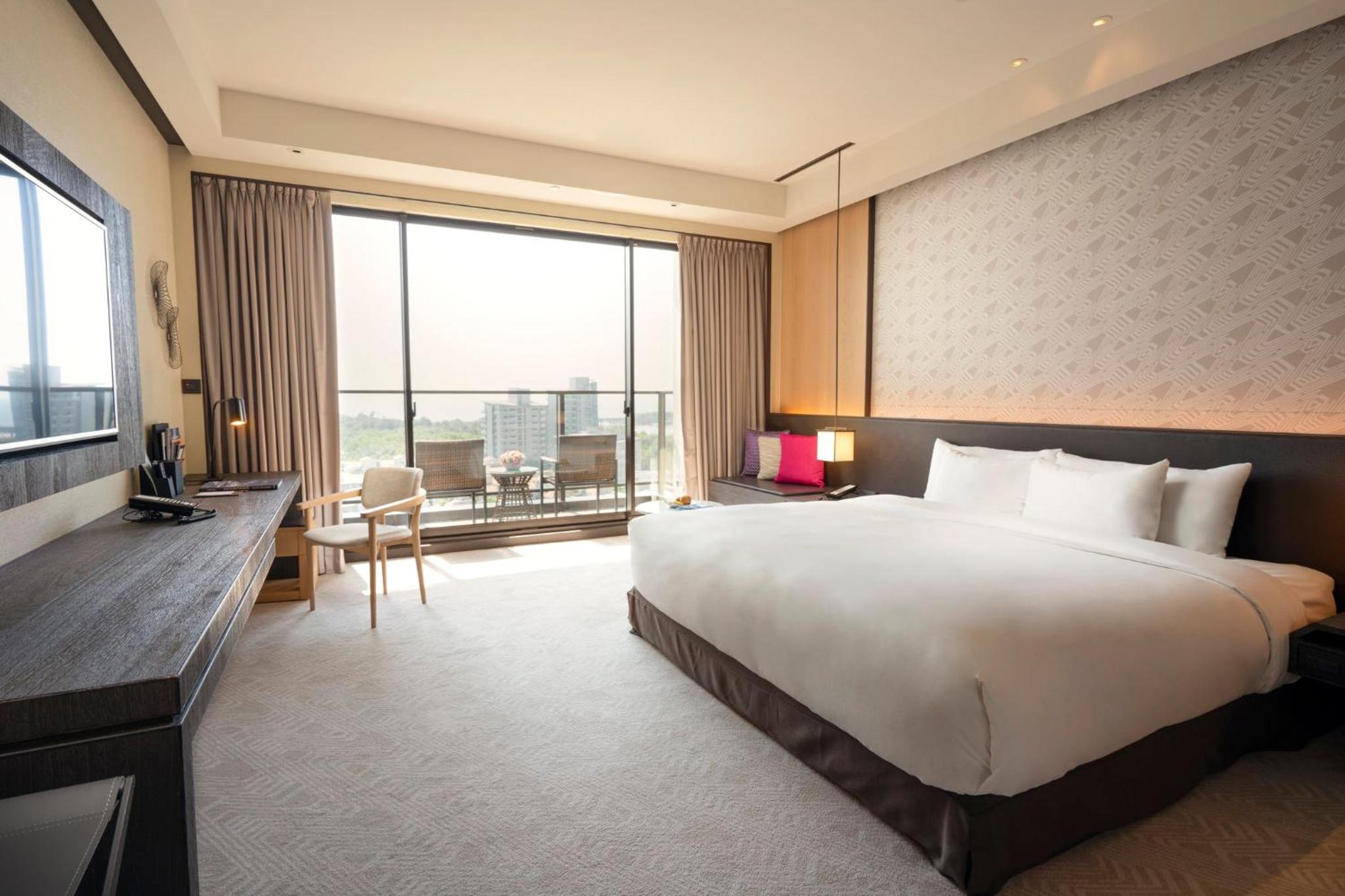 Standard King Room with Balcony thumbnail 6