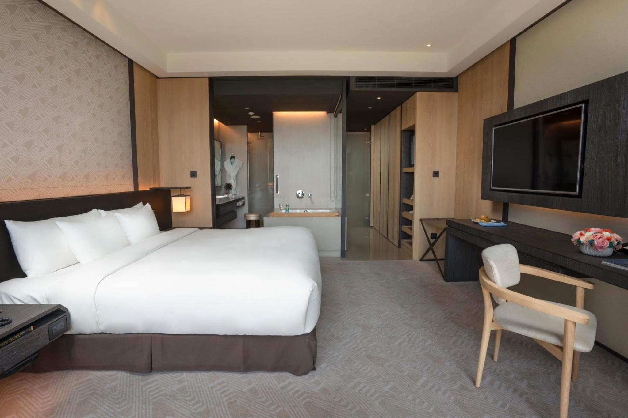 Standard King Room with Balcony thumbnail 6