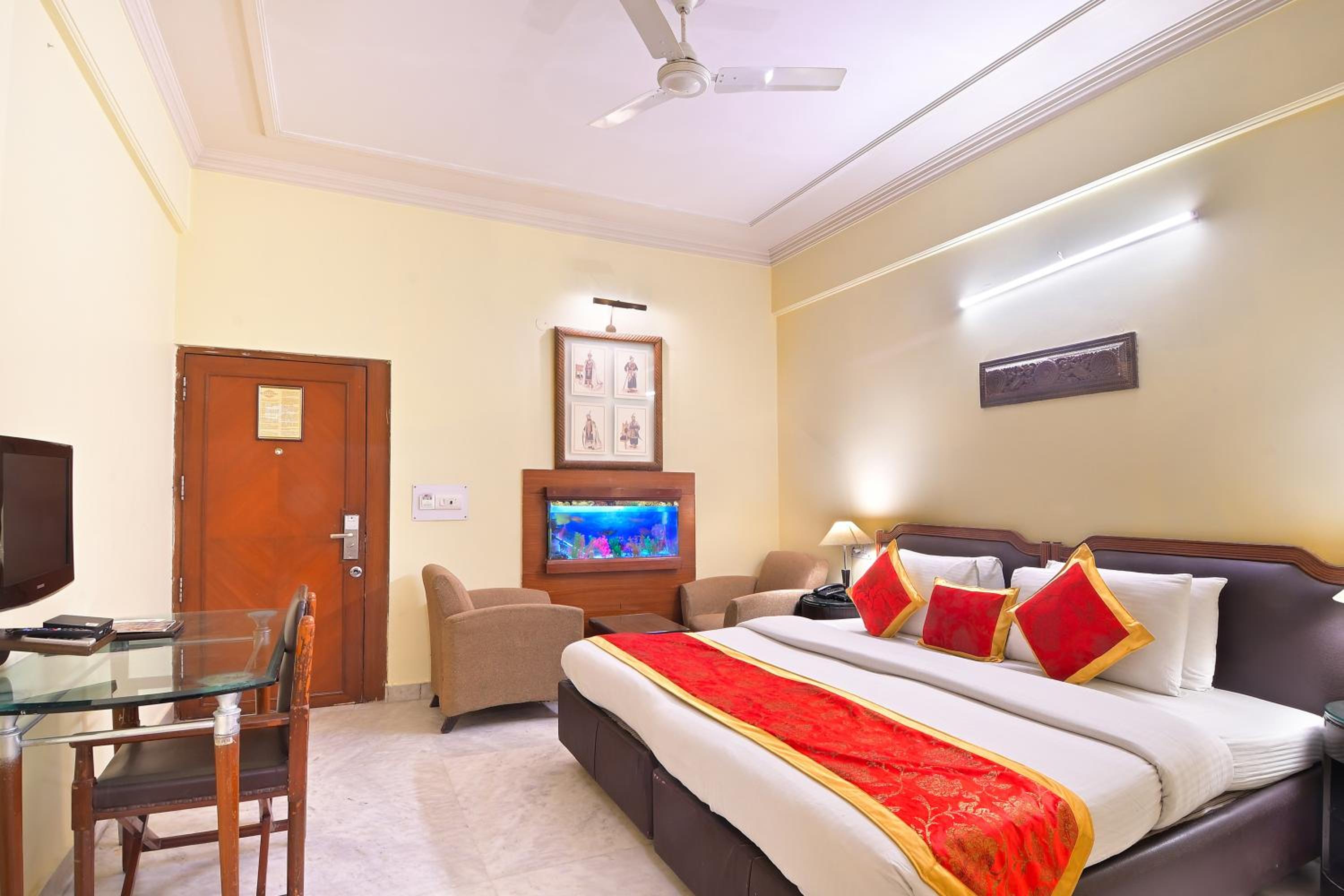 Suite Room with Fish Aquarium - Photo 6