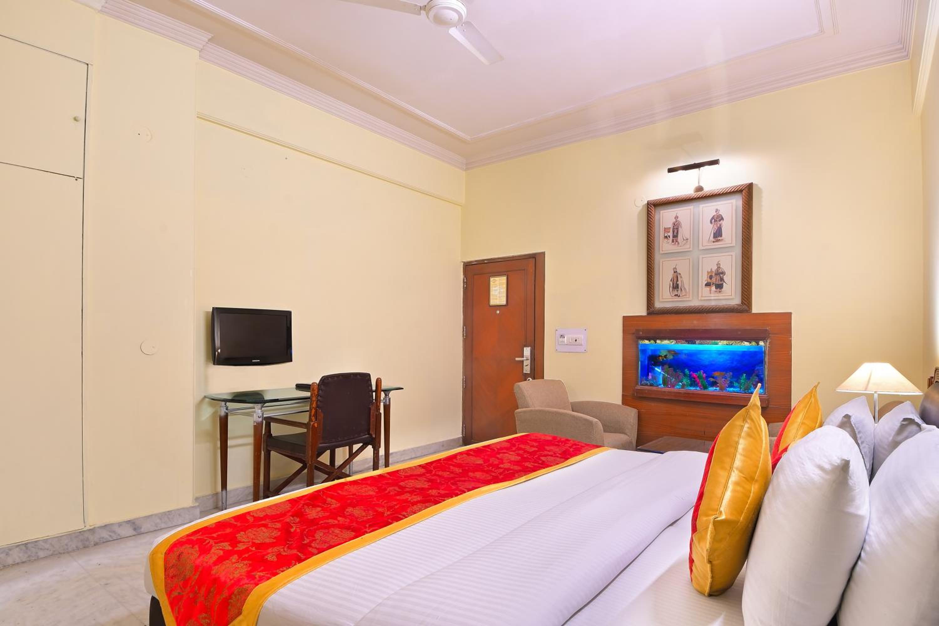 Suite Room with Fish Aquarium - Photo 2