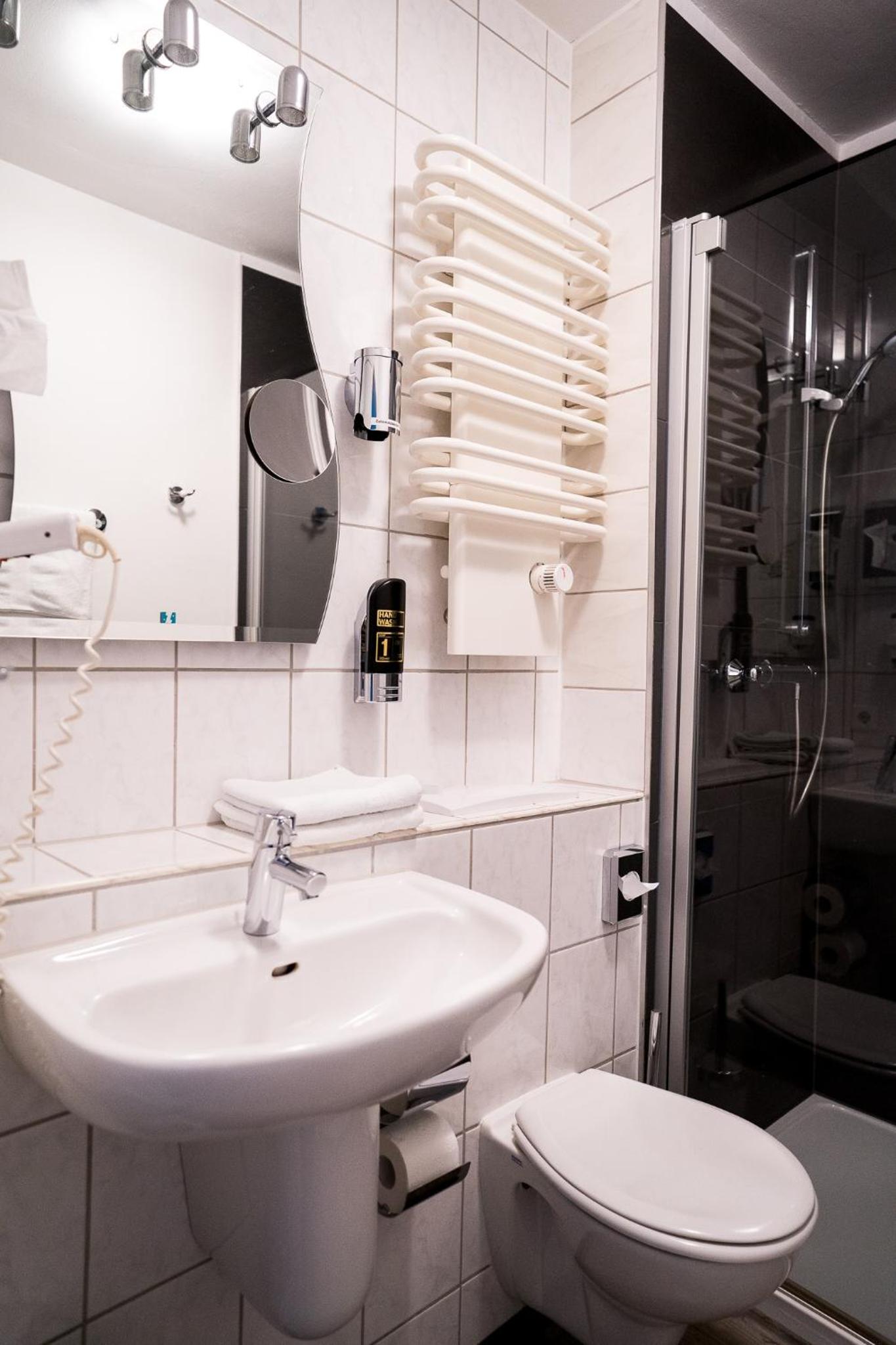 Standard Double Room - Photo 8