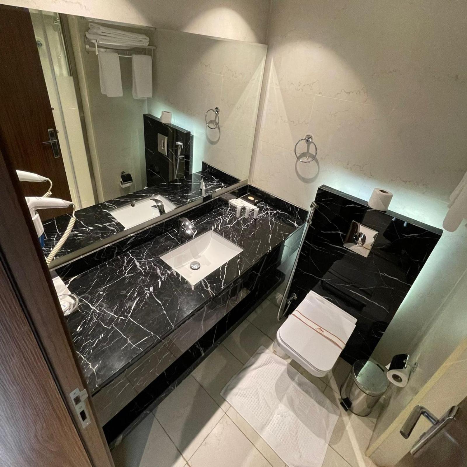 Deluxe Twin Room thumbnail 6