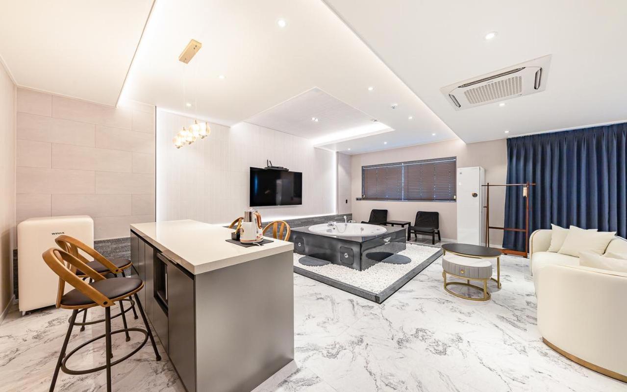 King Suite with Spa Bath photo 3