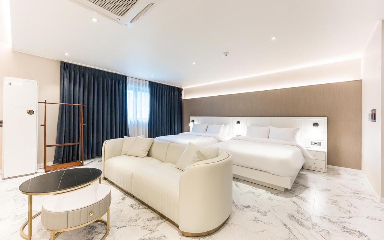 King Suite with Spa Bath photo 2