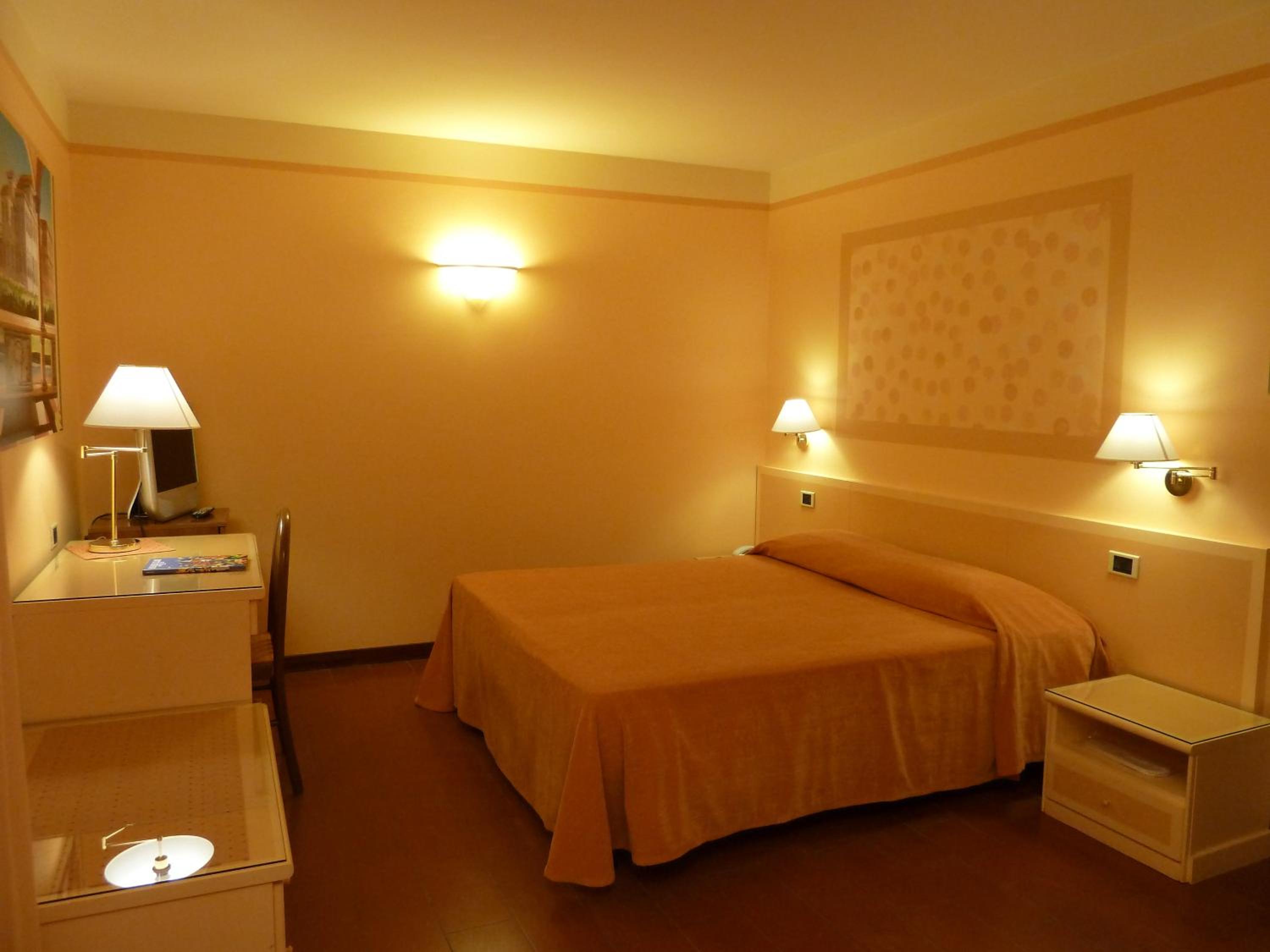 Standard Double Room - Photo 3