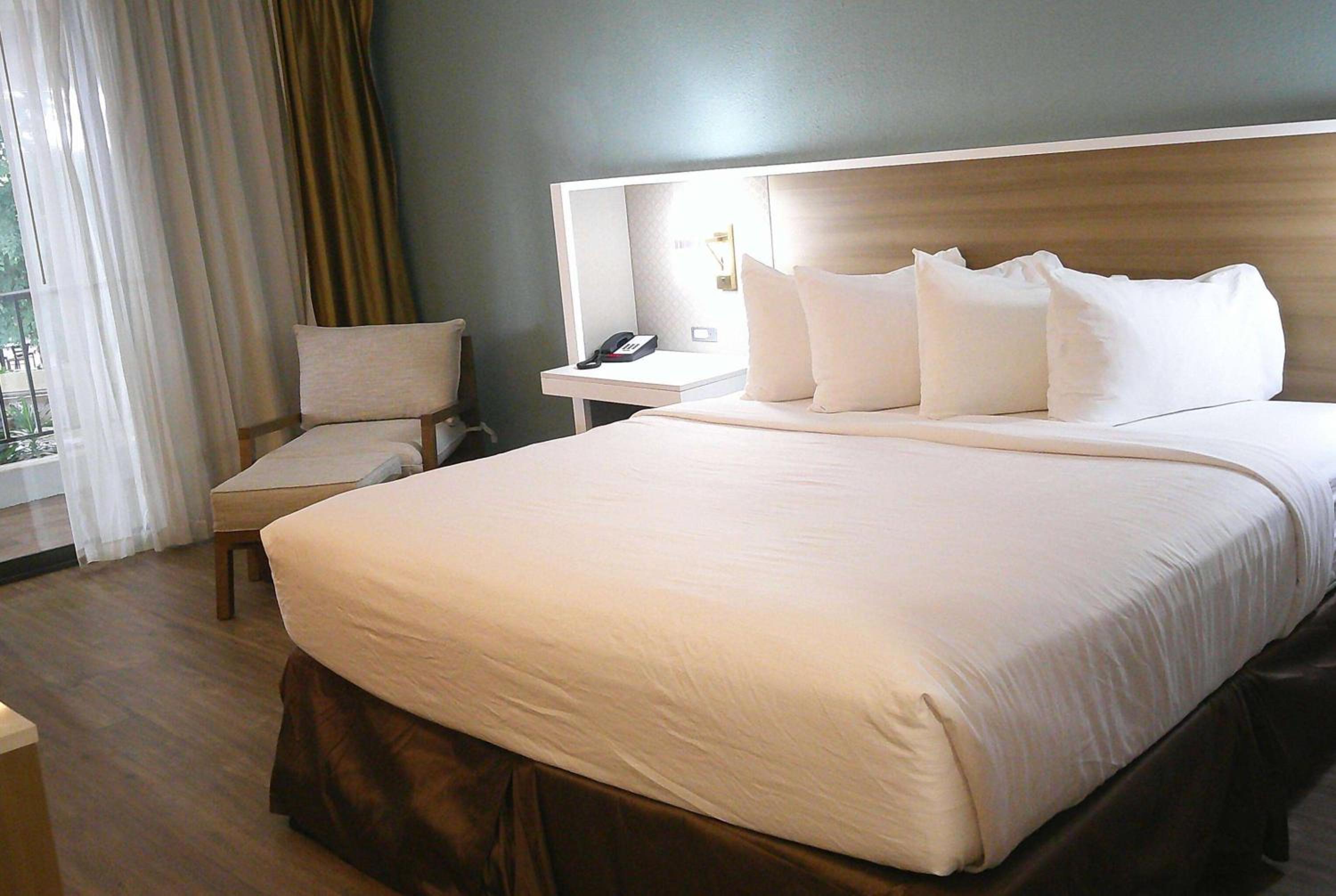 Business King Room with Balcony - Non-Smoking photo 1