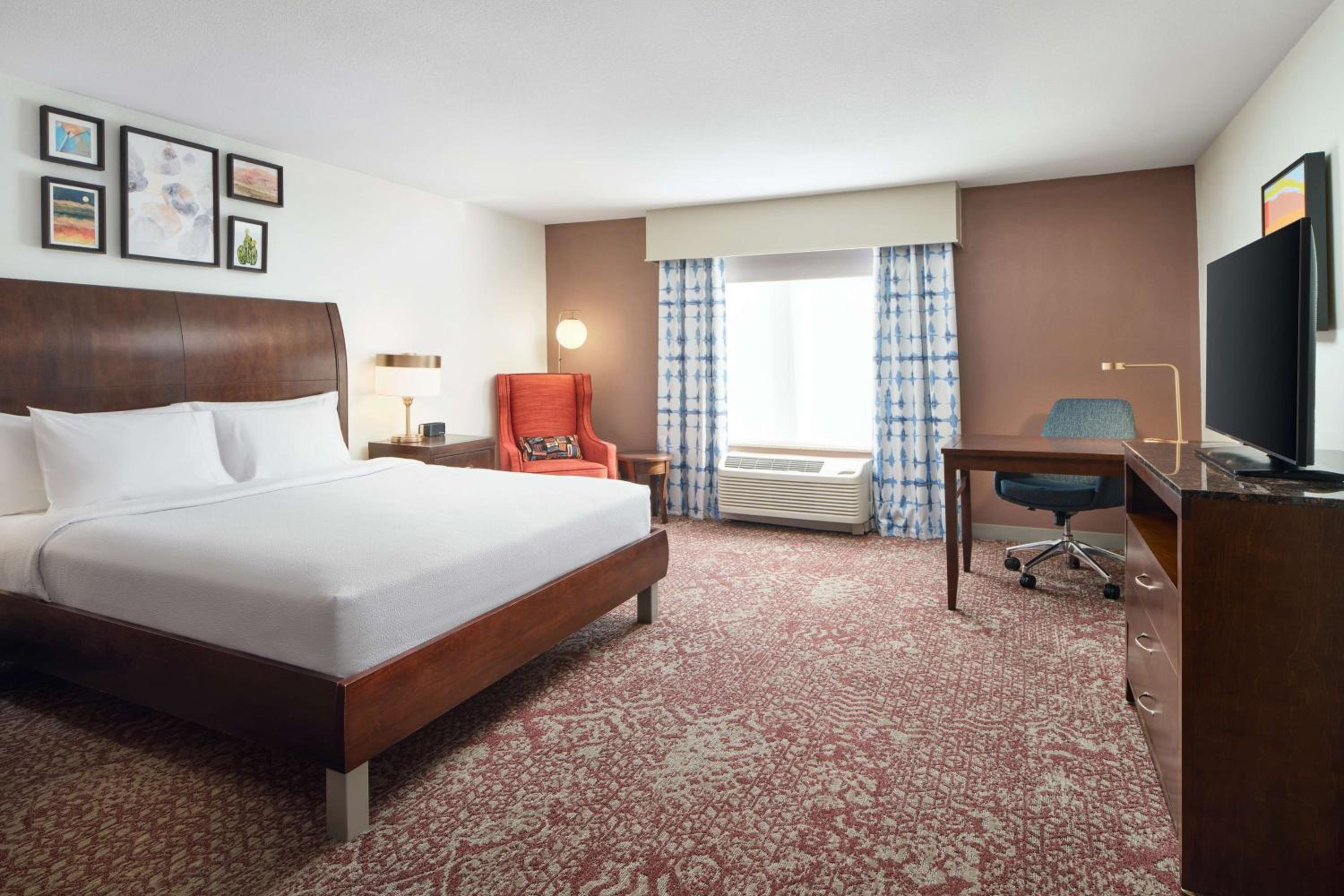 King Room with Roll-In Shower - Mobility/Hearing Accessible - Photo 4