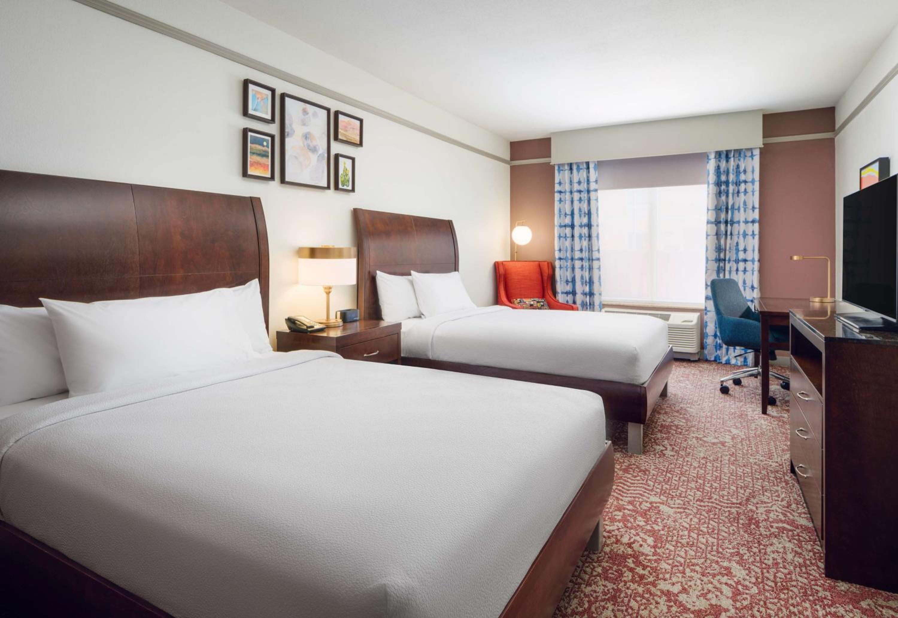 Queen Room with Two Queen Beds - Photo 4