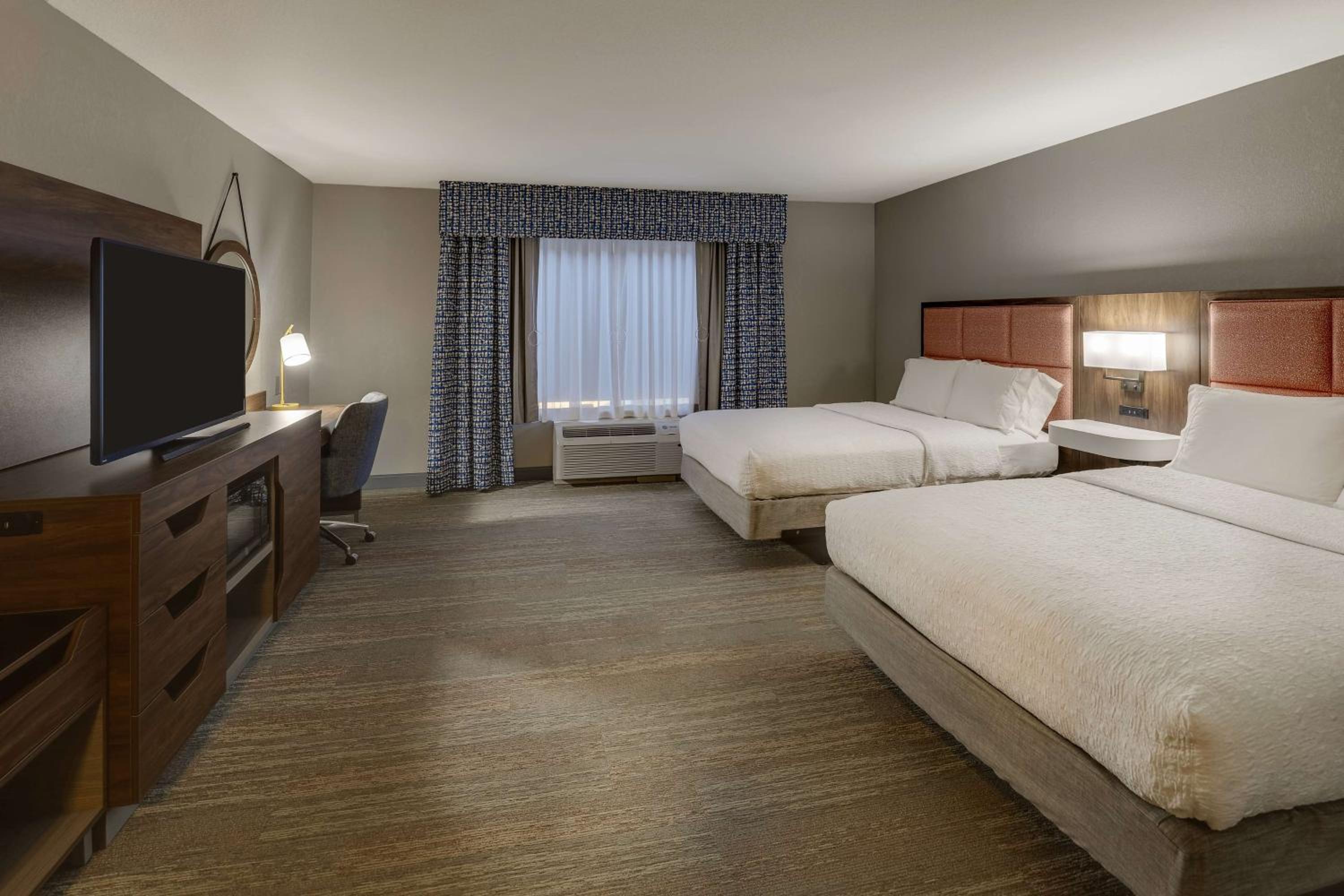 Queen Room with Two Queen Beds - Mobility Access/Non-Smoking - Photo 1