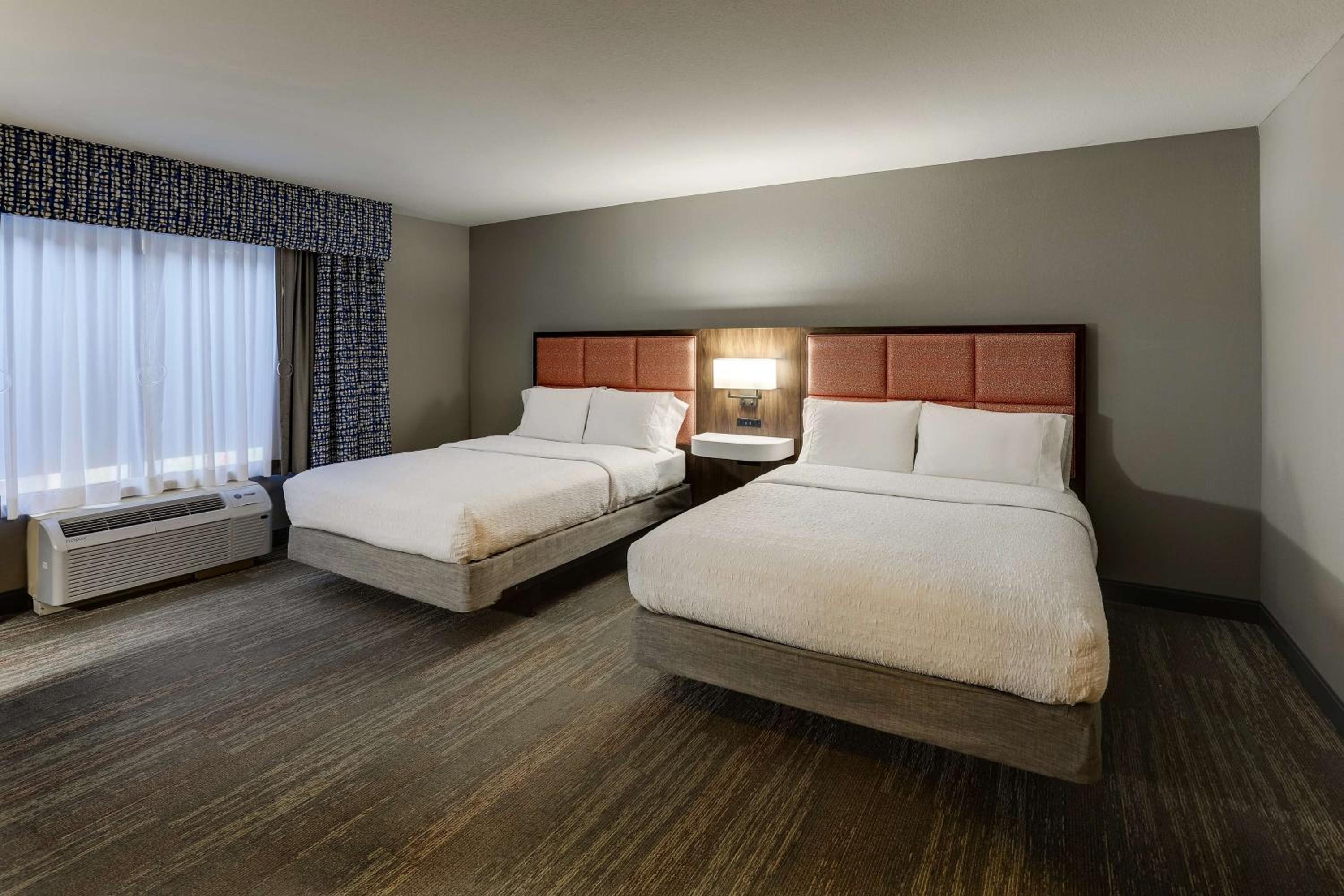 Queen Room with Two Queen Beds - Mobility Access/Non-Smoking - Photo 2