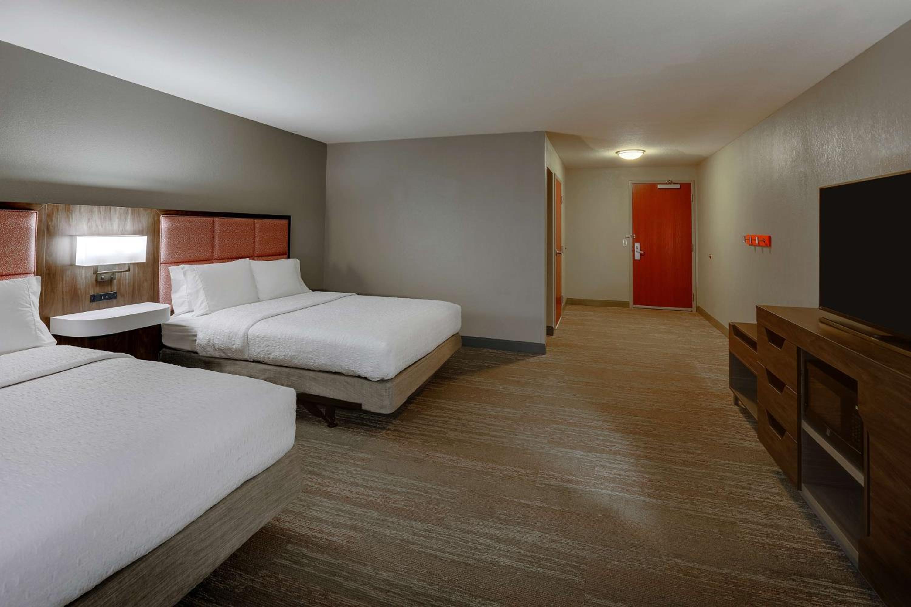 Queen Room with Two Queen Beds - Mobility Access/Non-Smoking - Photo 3