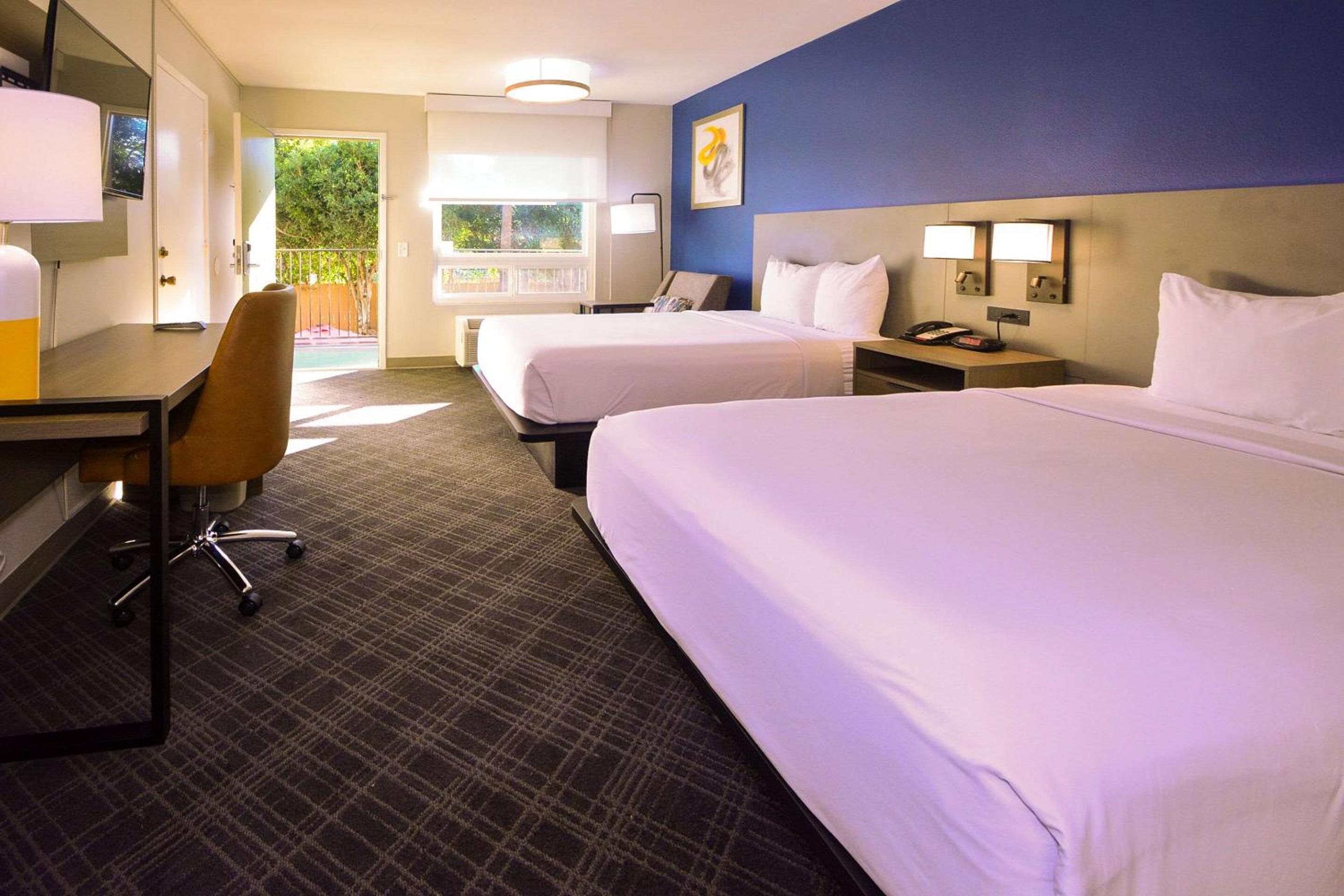 Standard Room, 2 Double Beds, Non Smoking - Photo 1