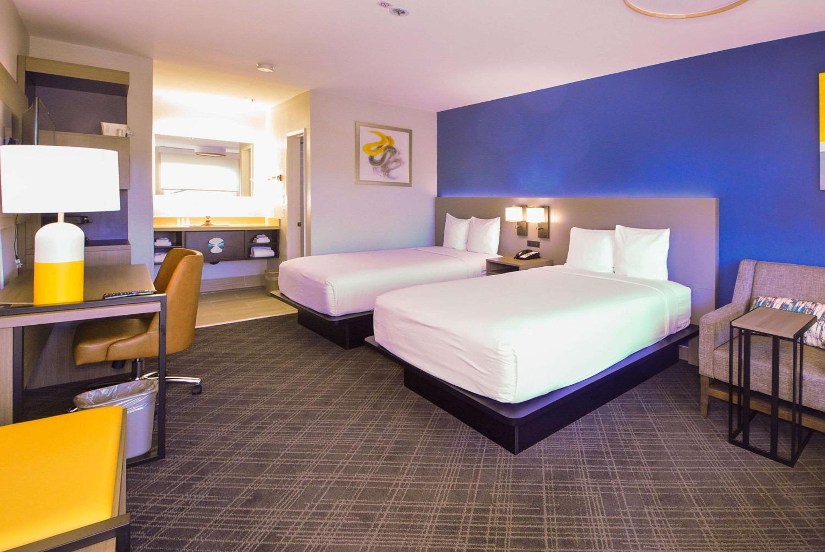 Standard Room, 2 Double Beds, Non Smoking - Photo 8