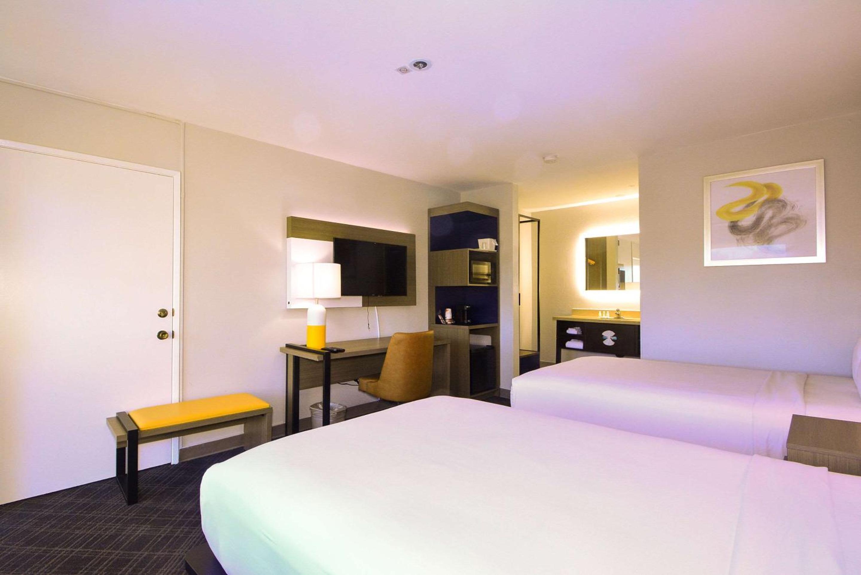 Standard Room, 2 Double Beds, Non Smoking - Photo 7