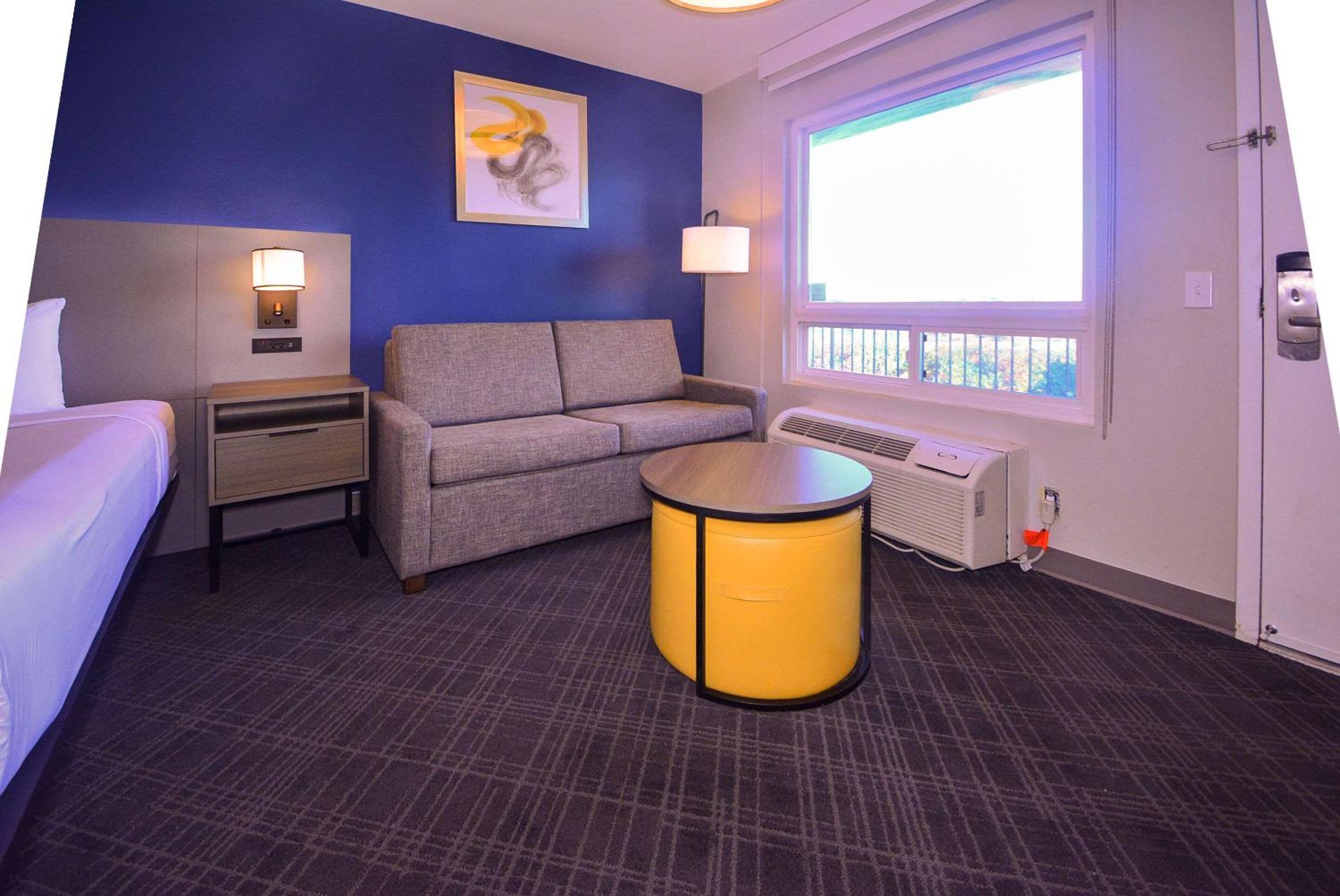 Standard Room, 1 King Bed with Sofa Bed, Non Smoking - Photo 8