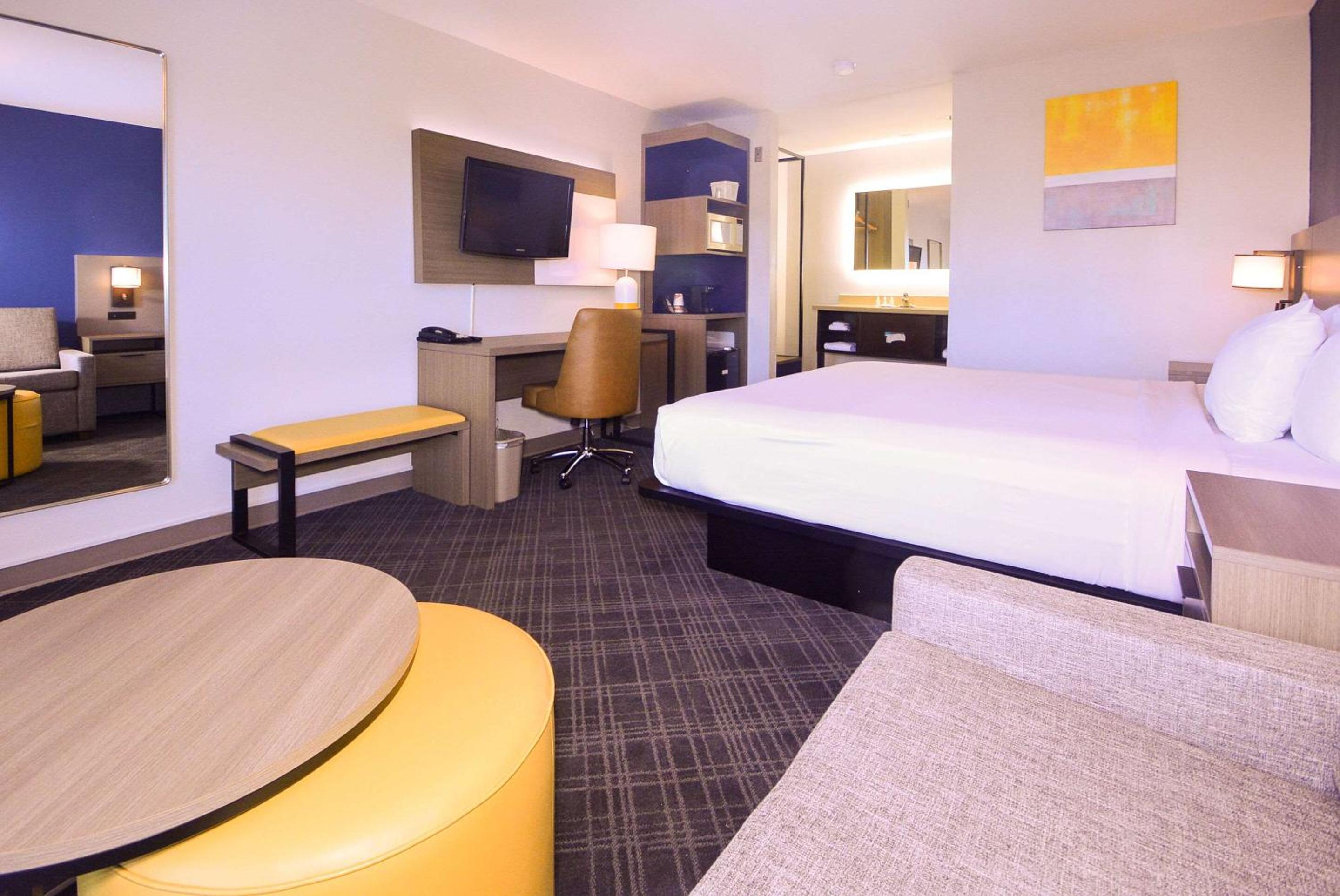 Standard Room, 1 King Bed with Sofa Bed, Non Smoking - Photo 9