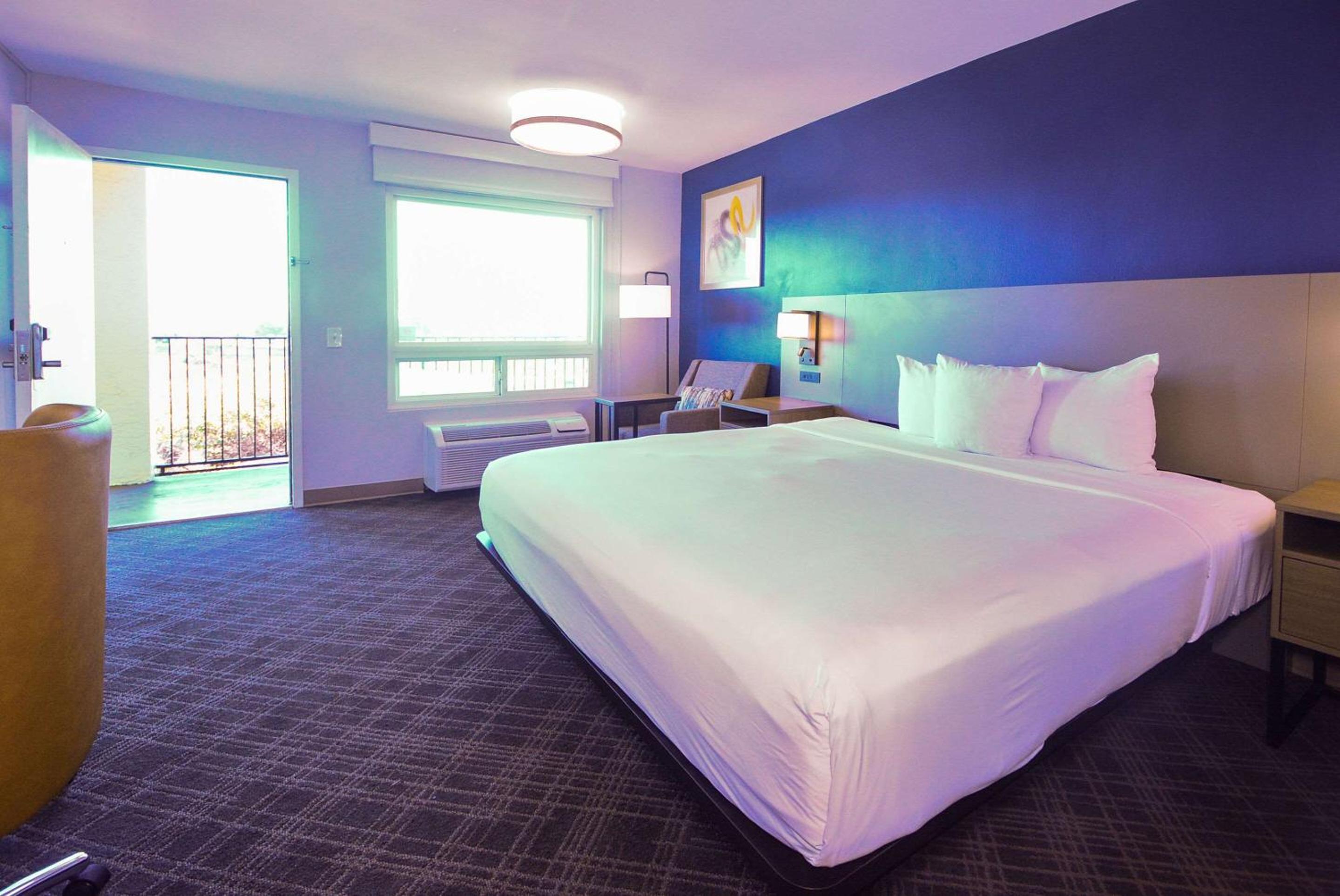 Standard Room, 1 King Bed with Sofa Bed, Non Smoking - Photo 3