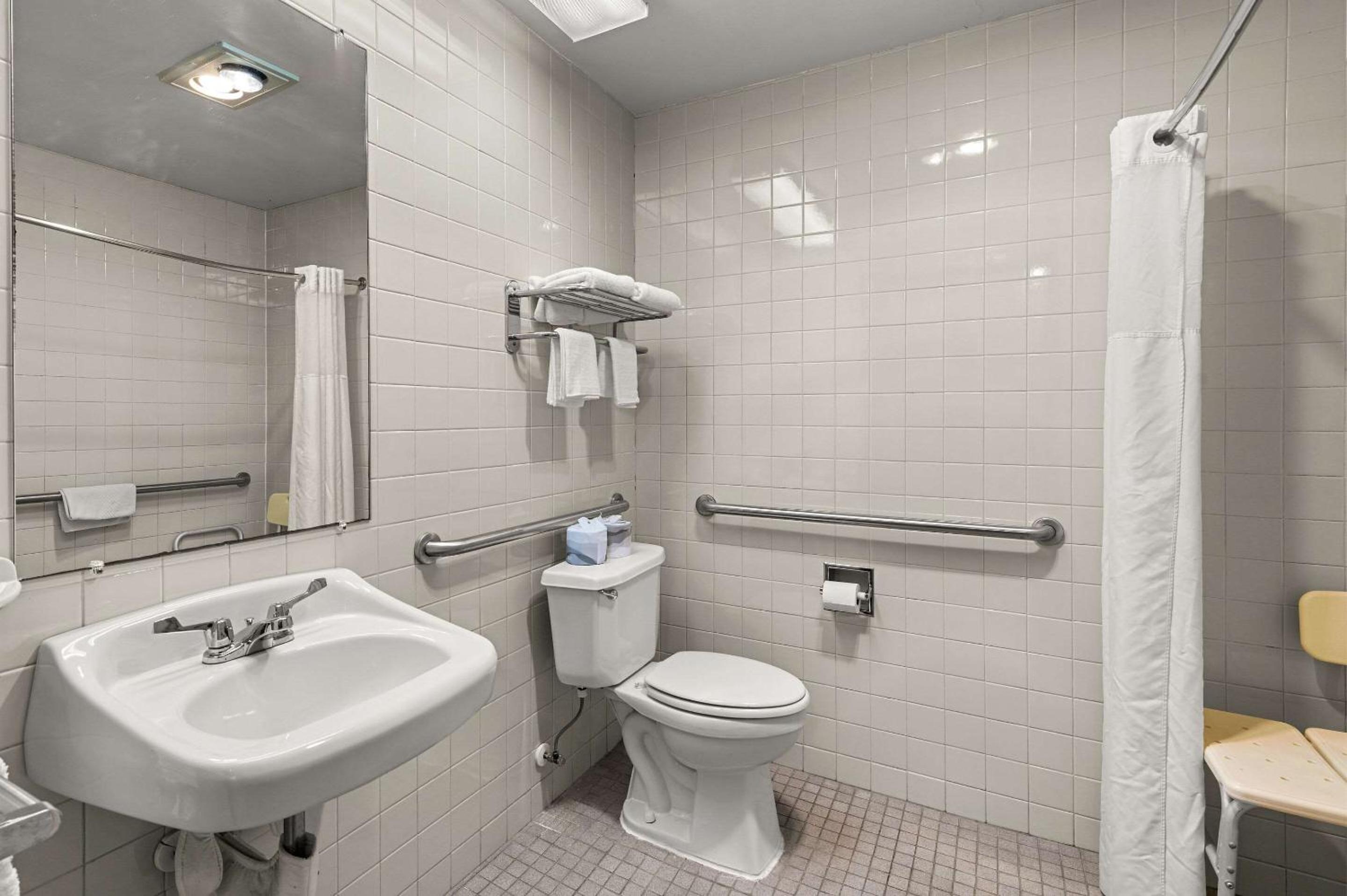 Queen Room with Two Queen Beds and Roll-In Shower - Accessible/Non-Smoking - Photo 3